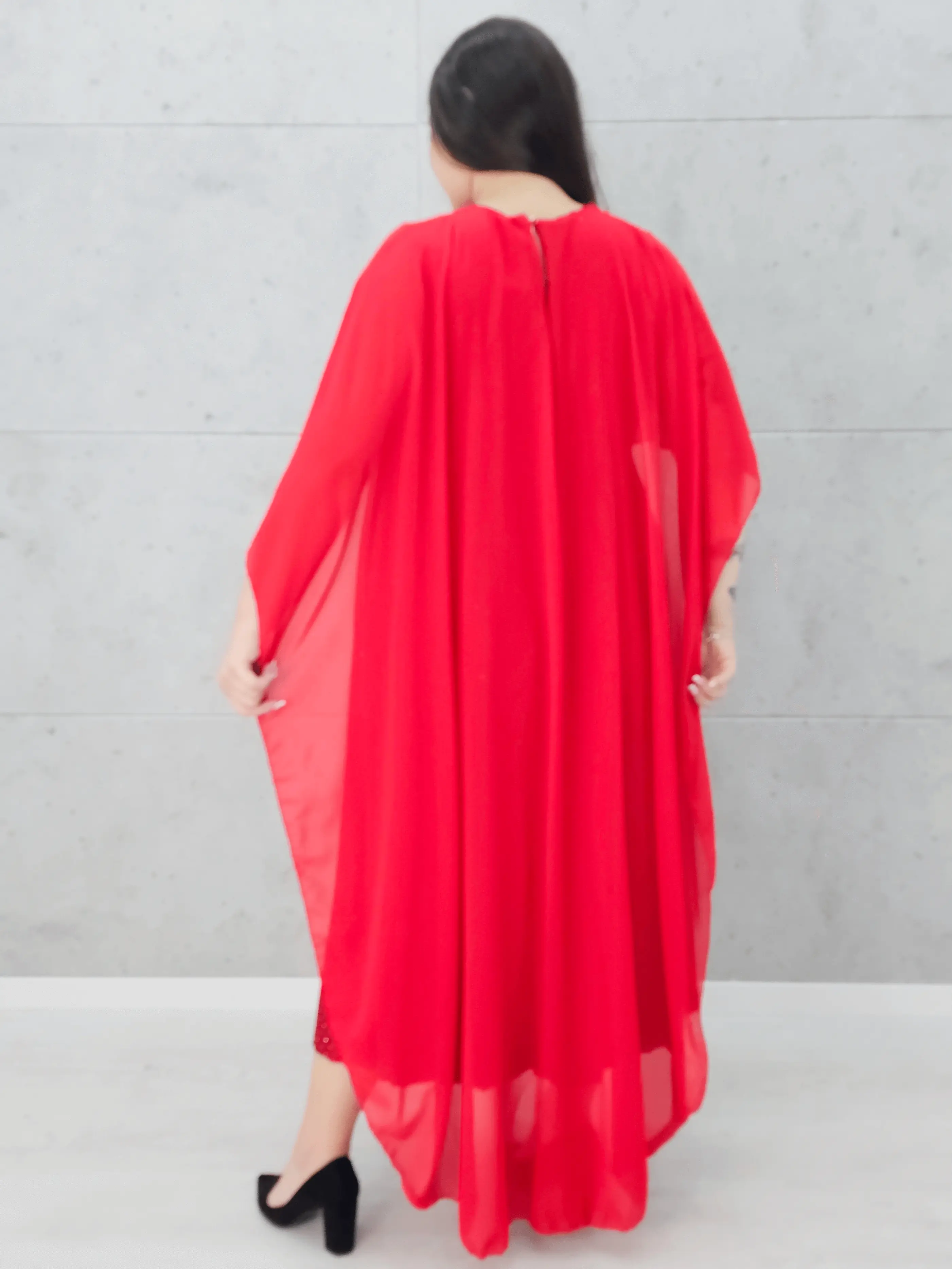 Sukienka z peleryną i plisowanym dołem Stylowa XL