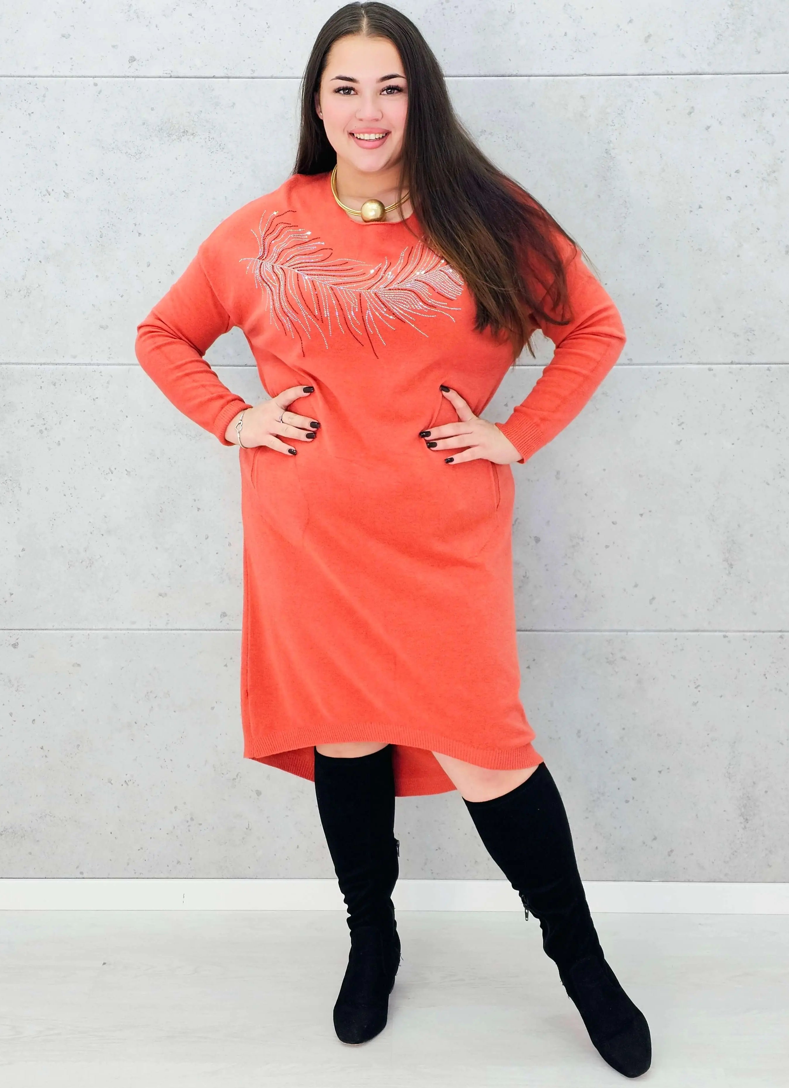 Sukienka z piórem – elegancka dzianinowa sukienka plus size w kolorze ceglastym Stylowa XL