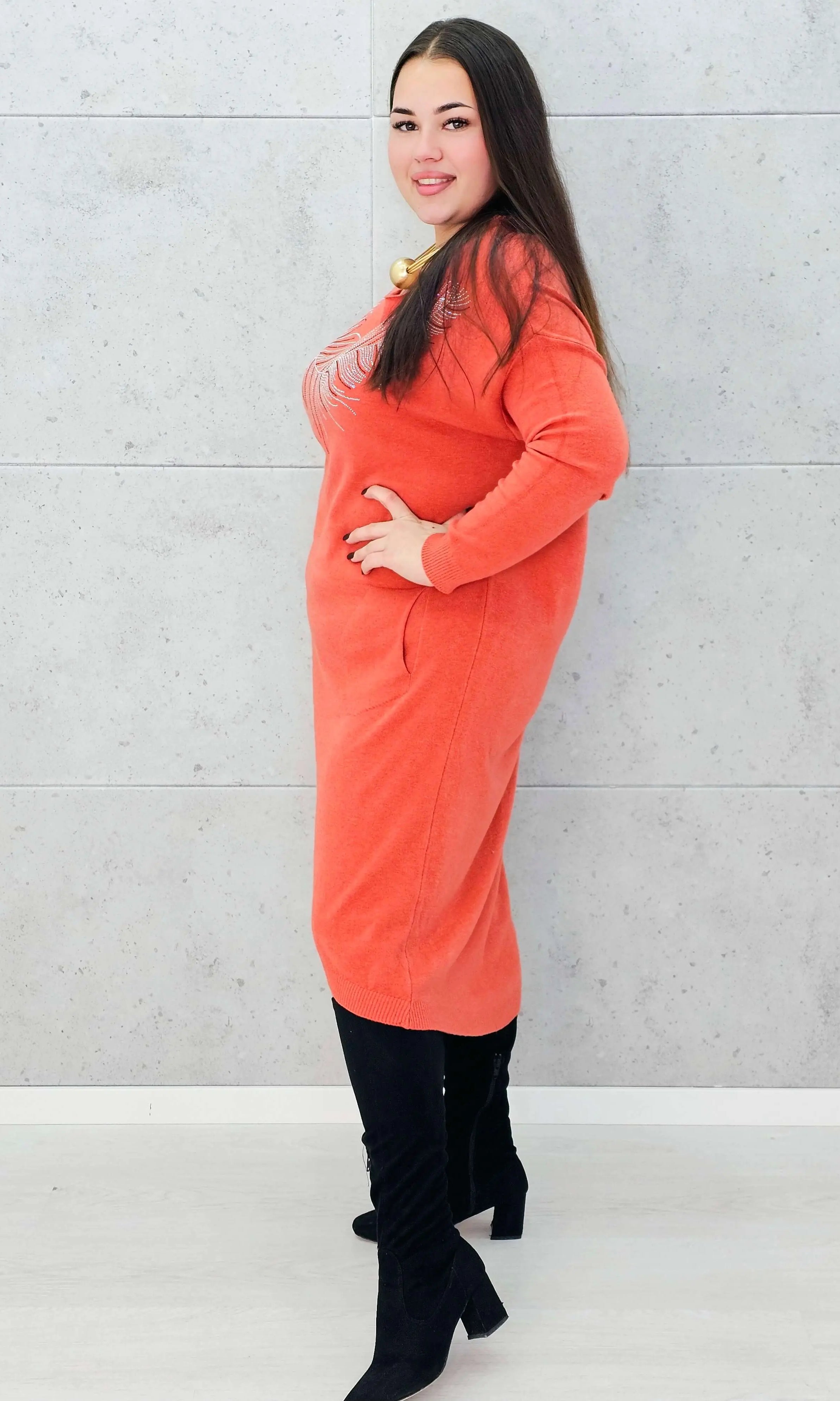 Sukienka z piórem – elegancka dzianinowa sukienka plus size w kolorze ceglastym Stylowa XL