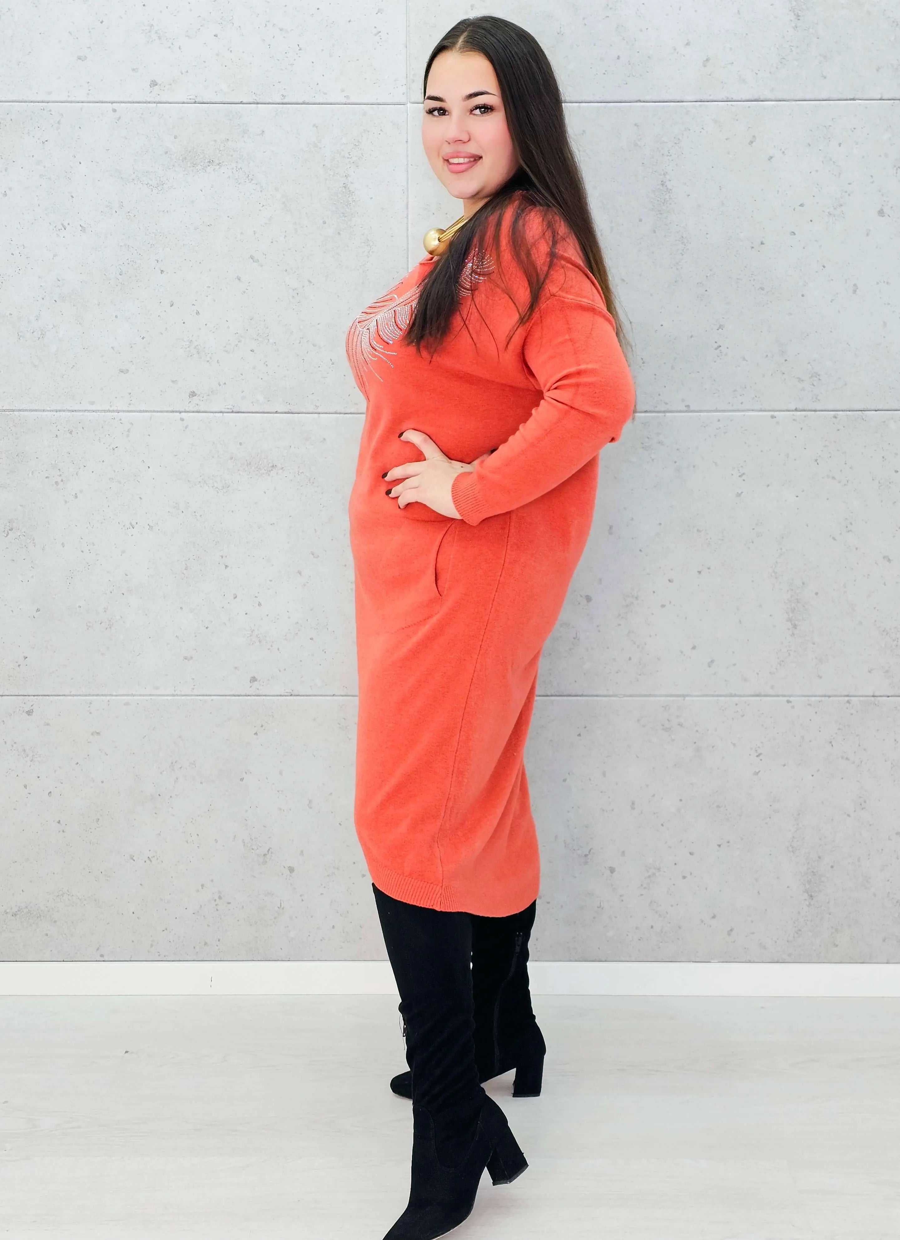 Sukienka z piórem – elegancka dzianinowa sukienka plus size w kolorze ceglastym Stylowa XL