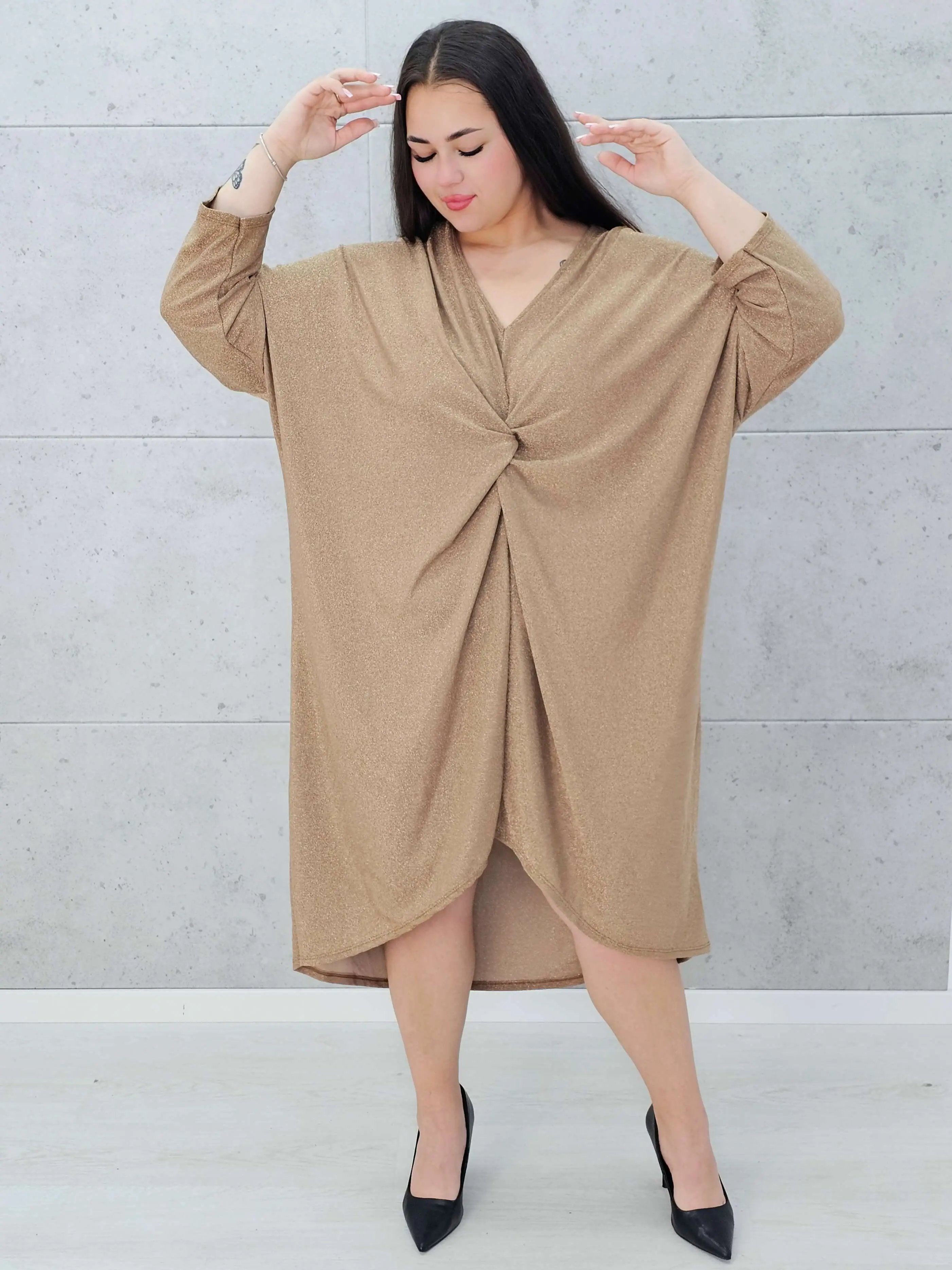 Sukienka z połyskiem i węzłem Stylowa XL