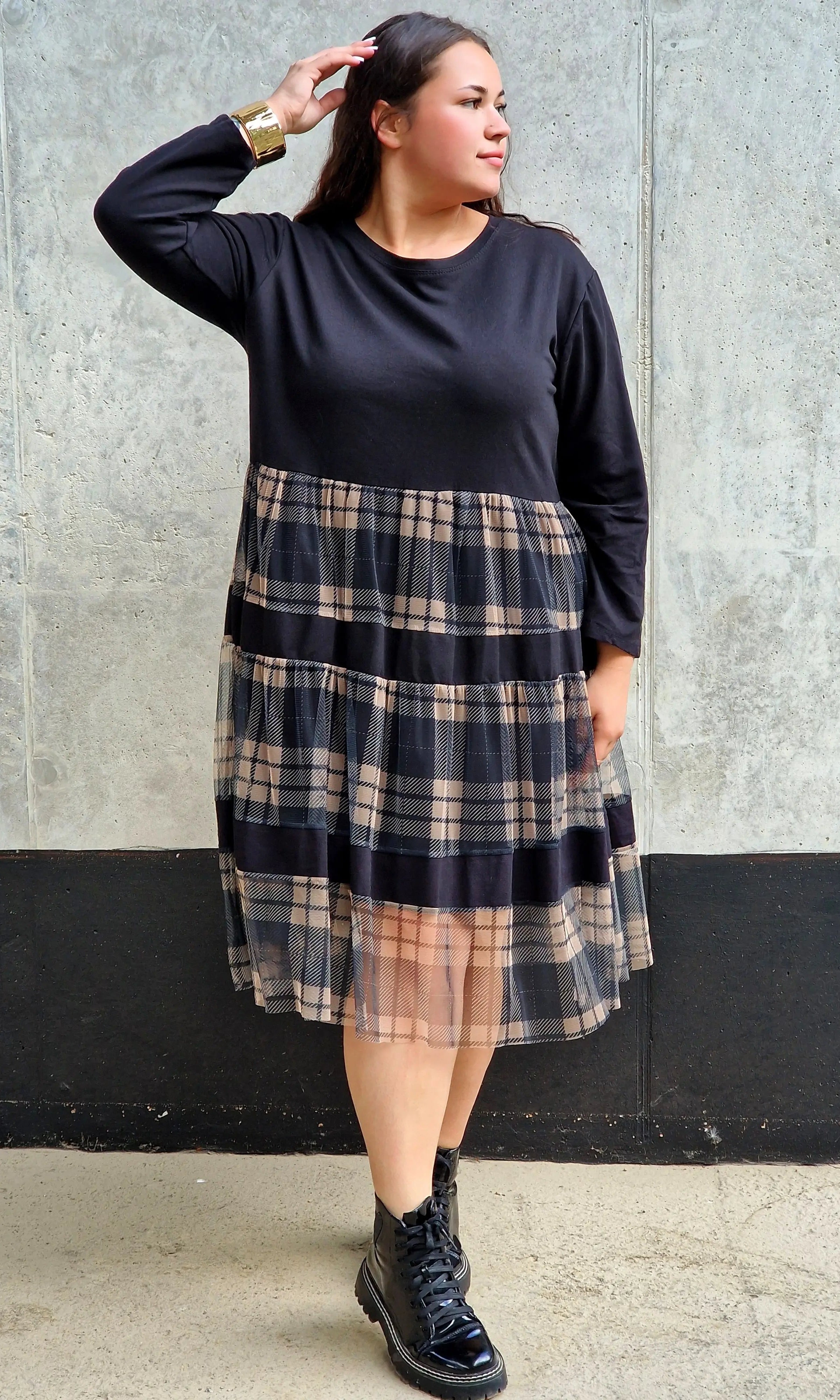 Sukienka z tiulową kratką Stylowa XL