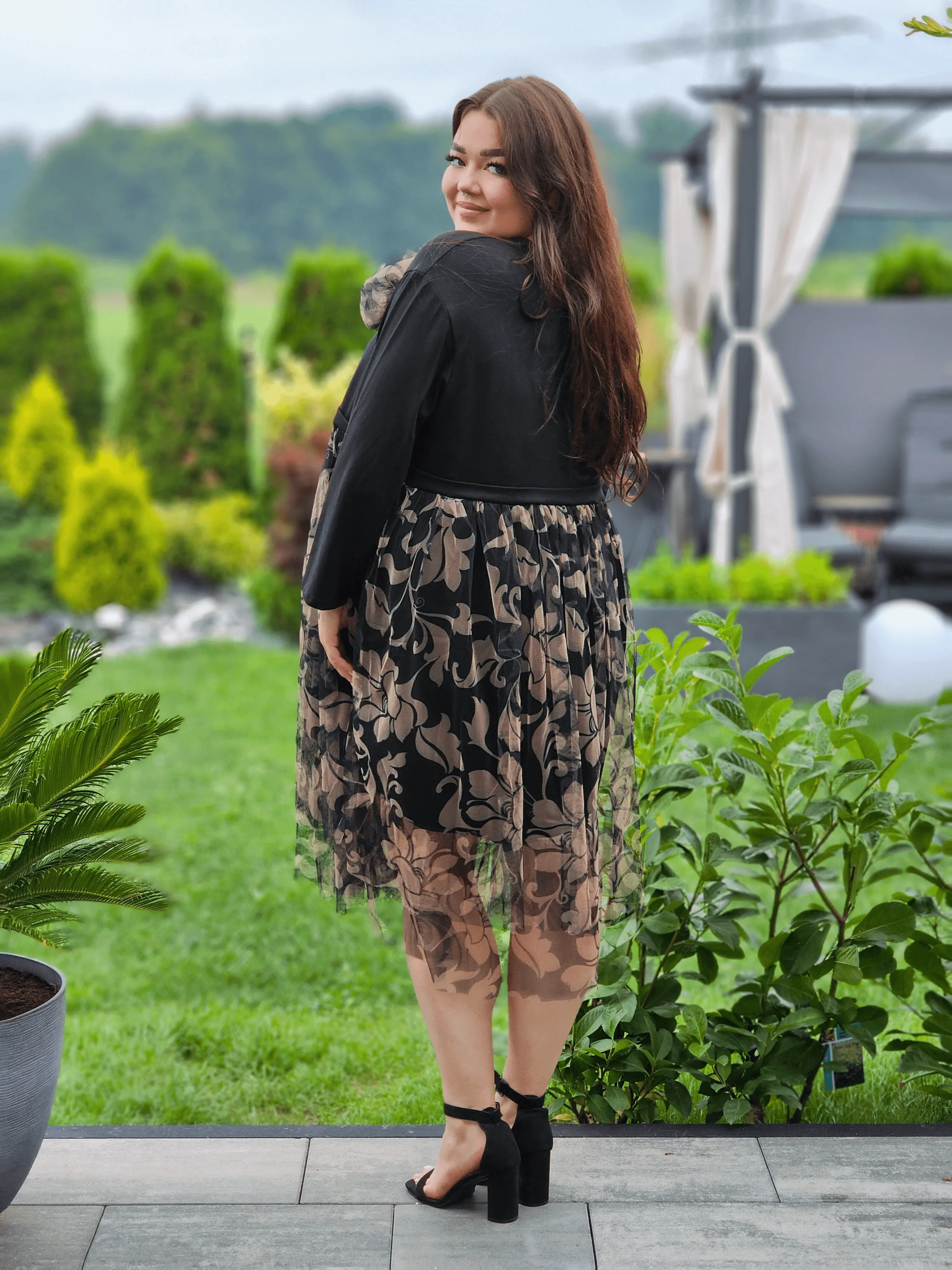 Sukienka z tiulowym dołem i kwiatem Stylowa XL