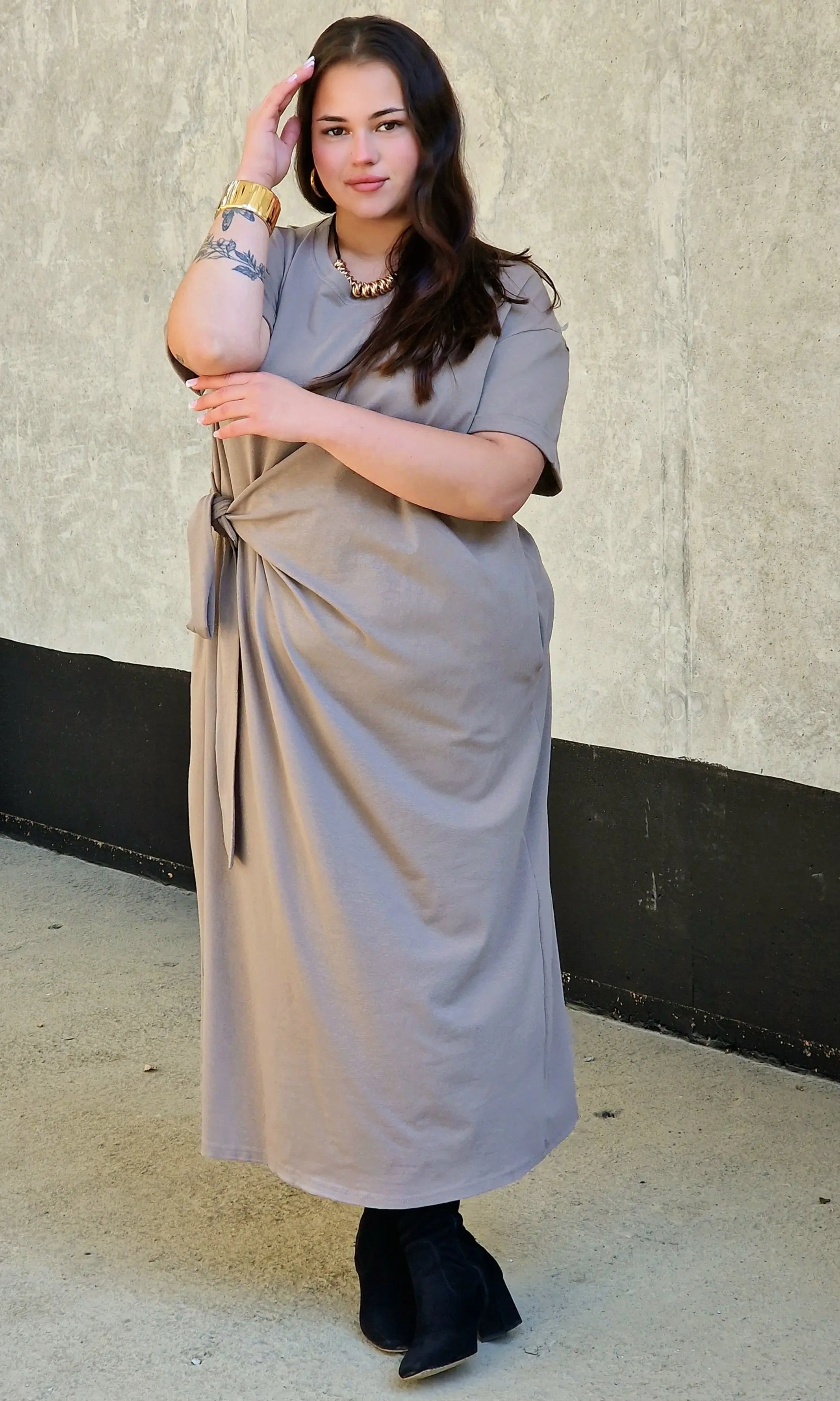 Sukienka z wiązaniem w talii Stylowa XL