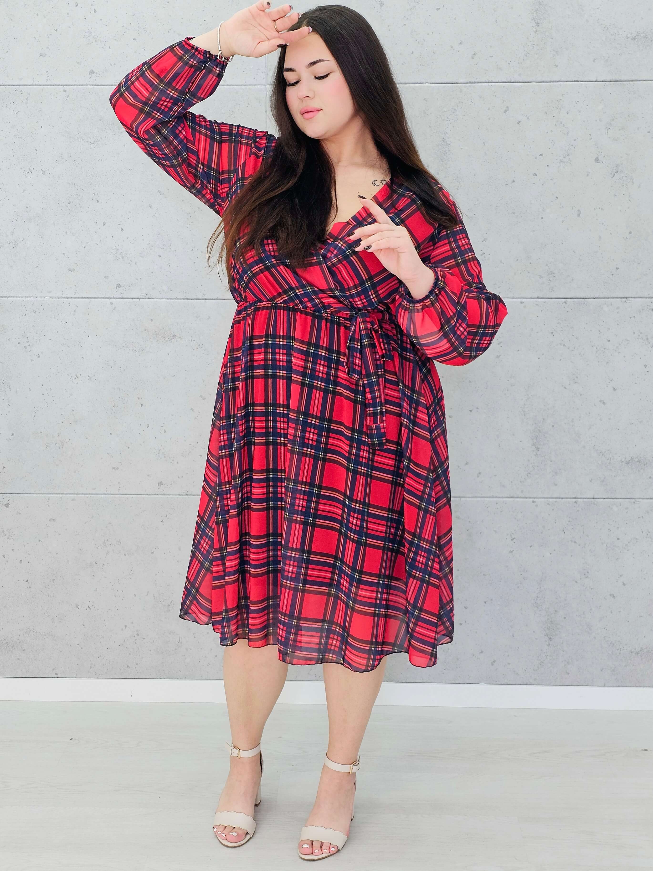 Sukienka w kratę plus size z wiązaniem Stylowa XL