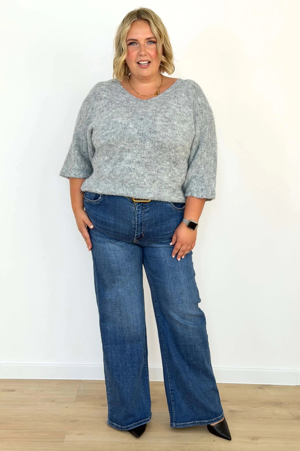 Sweter damski plus size z dekoltem V – miękki i swobodny fason Stylowa XL