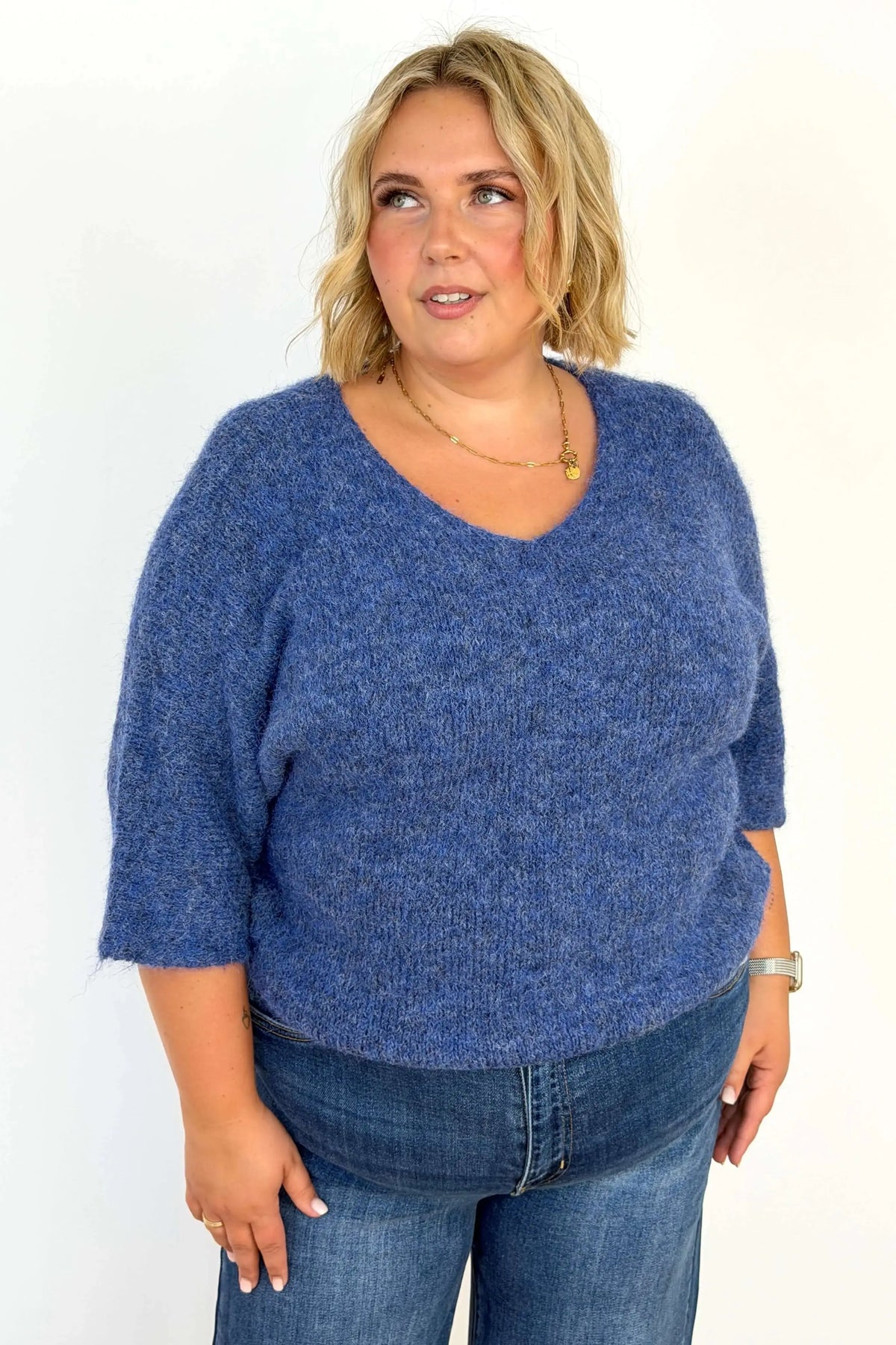 Sweter damski plus size z dekoltem V – miękki i swobodny fason Stylowa XL