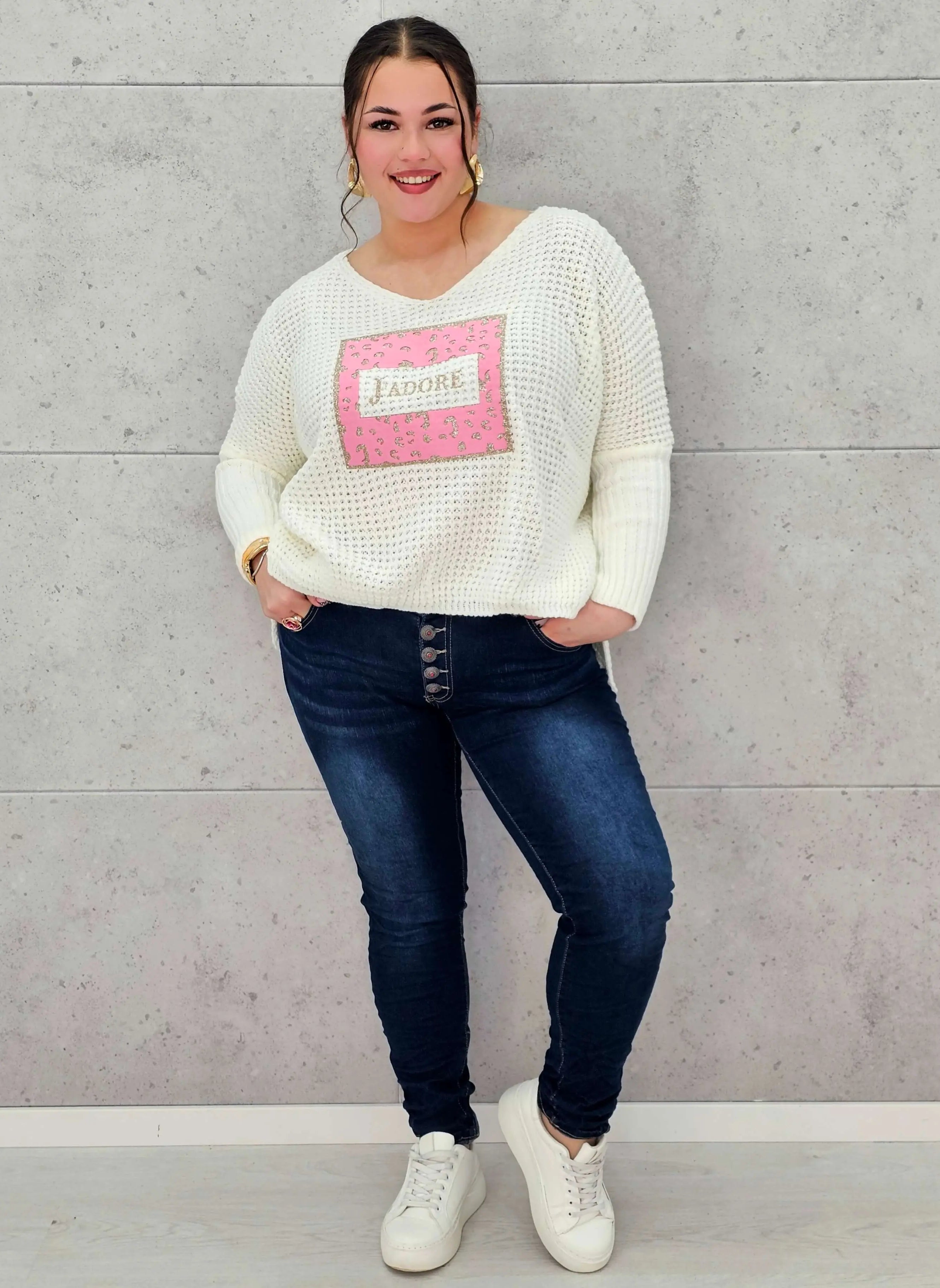 Sweter plus size z aplikacją J’adore – modny i kobiecy wybór. Stylowa XL
