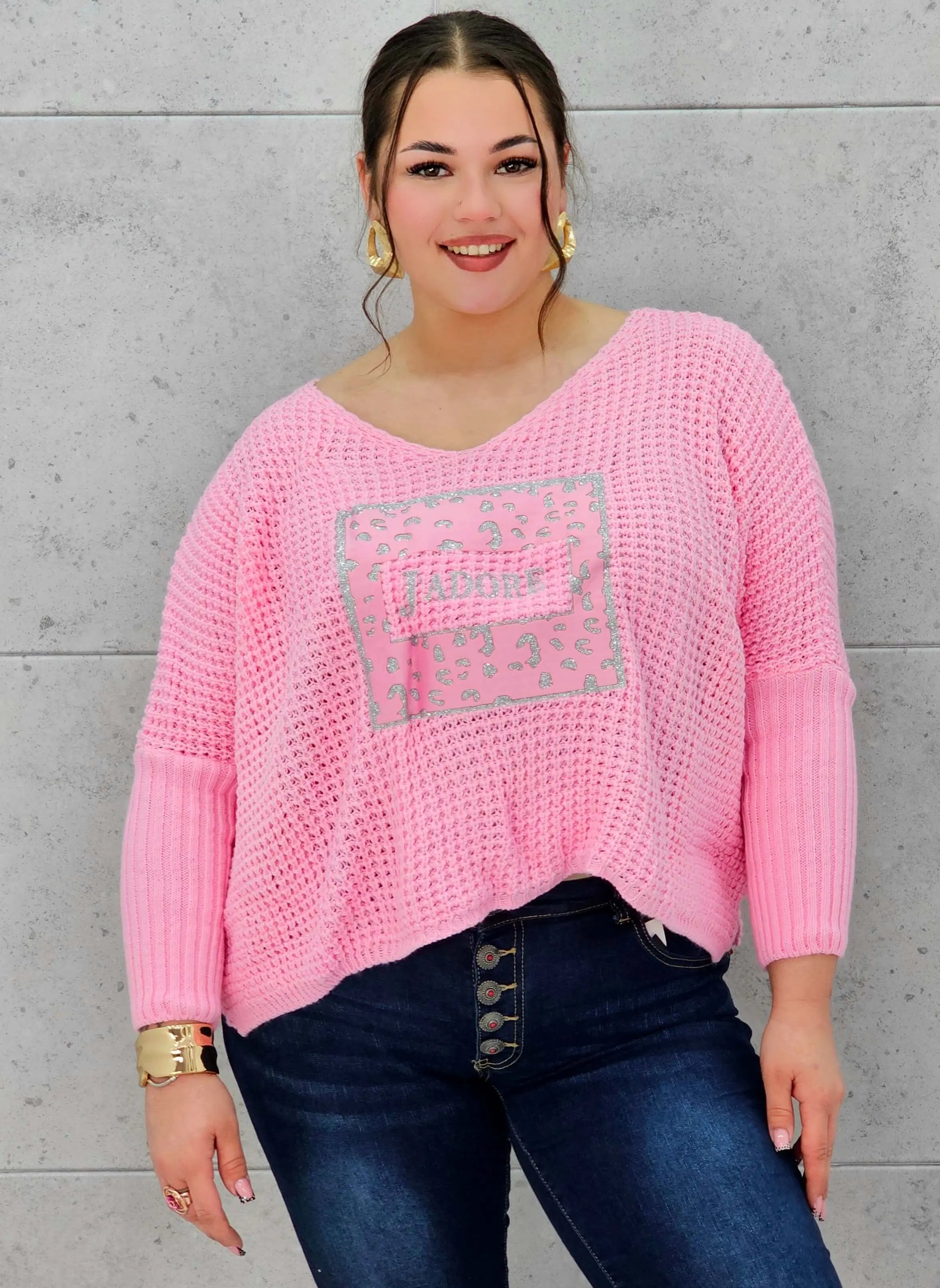 Sweter plus size z aplikacją J’adore – modny i kobiecy wybór. Stylowa XL