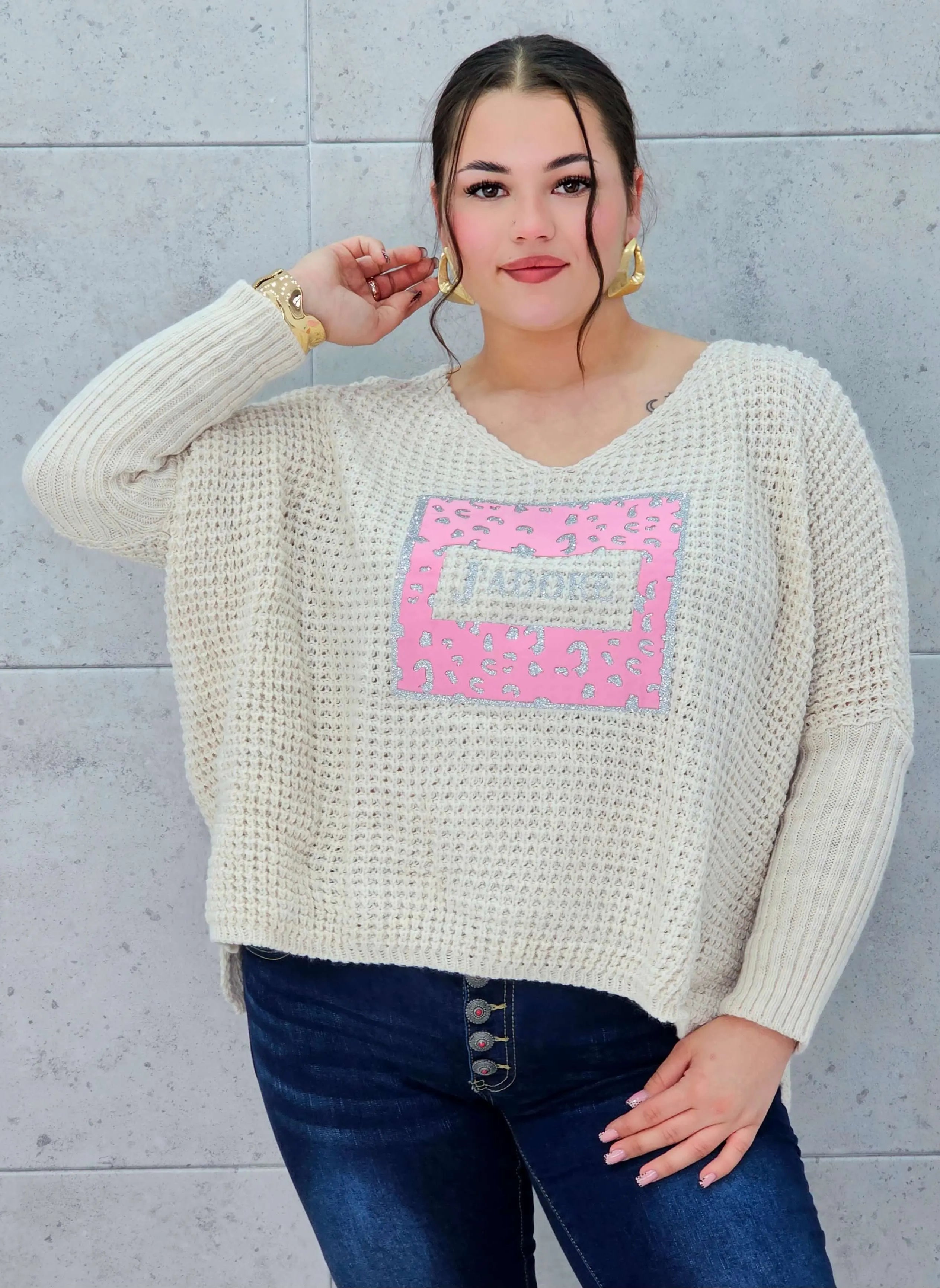 Sweter plus size z aplikacją J’adore – modny i kobiecy wybór. Stylowa XL