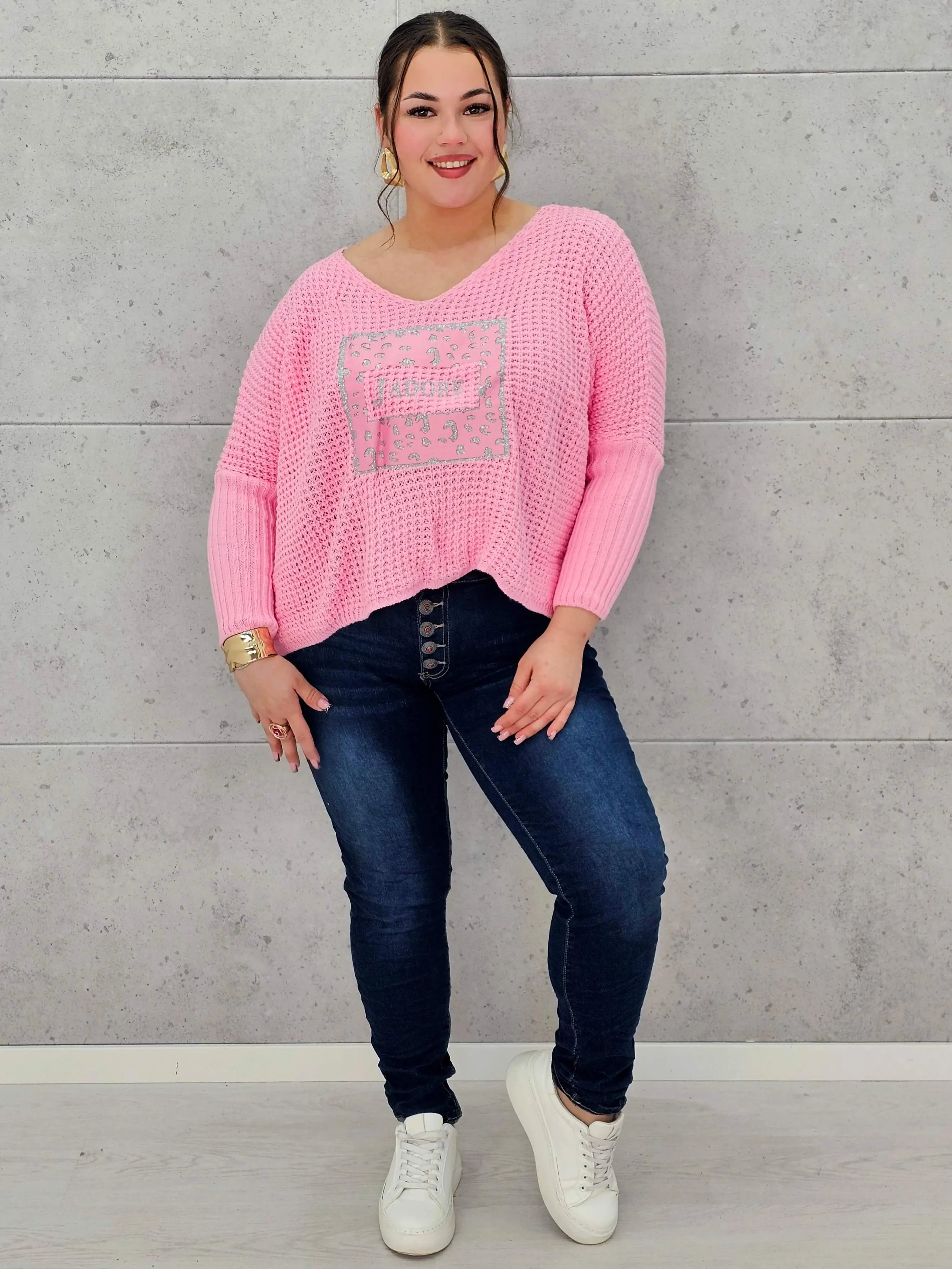 Sweter plus size z aplikacją J’adore – modny i kobiecy wybór. Stylowa XL