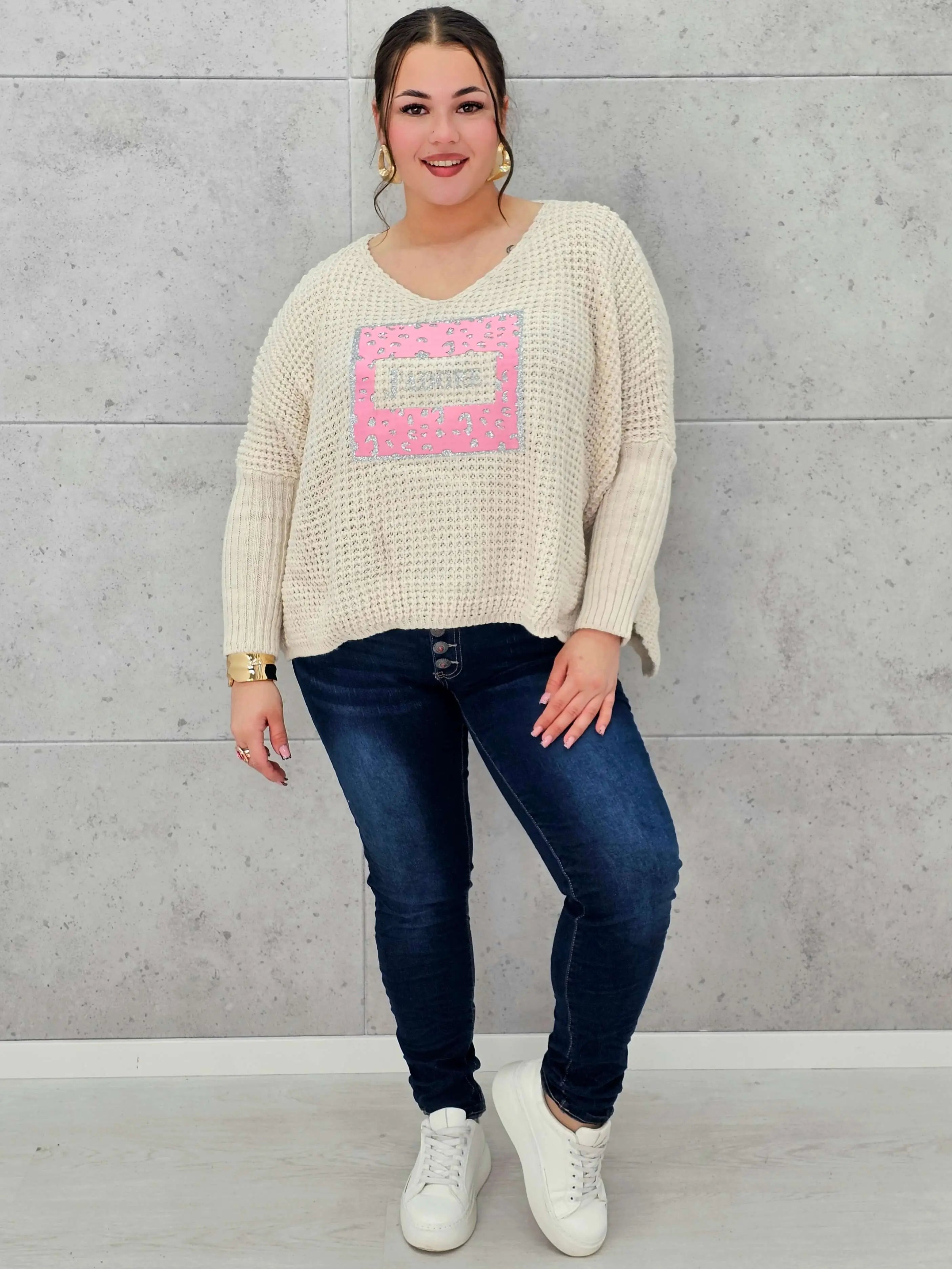 Sweter plus size z aplikacją J’adore – modny i kobiecy wybór. Stylowa XL