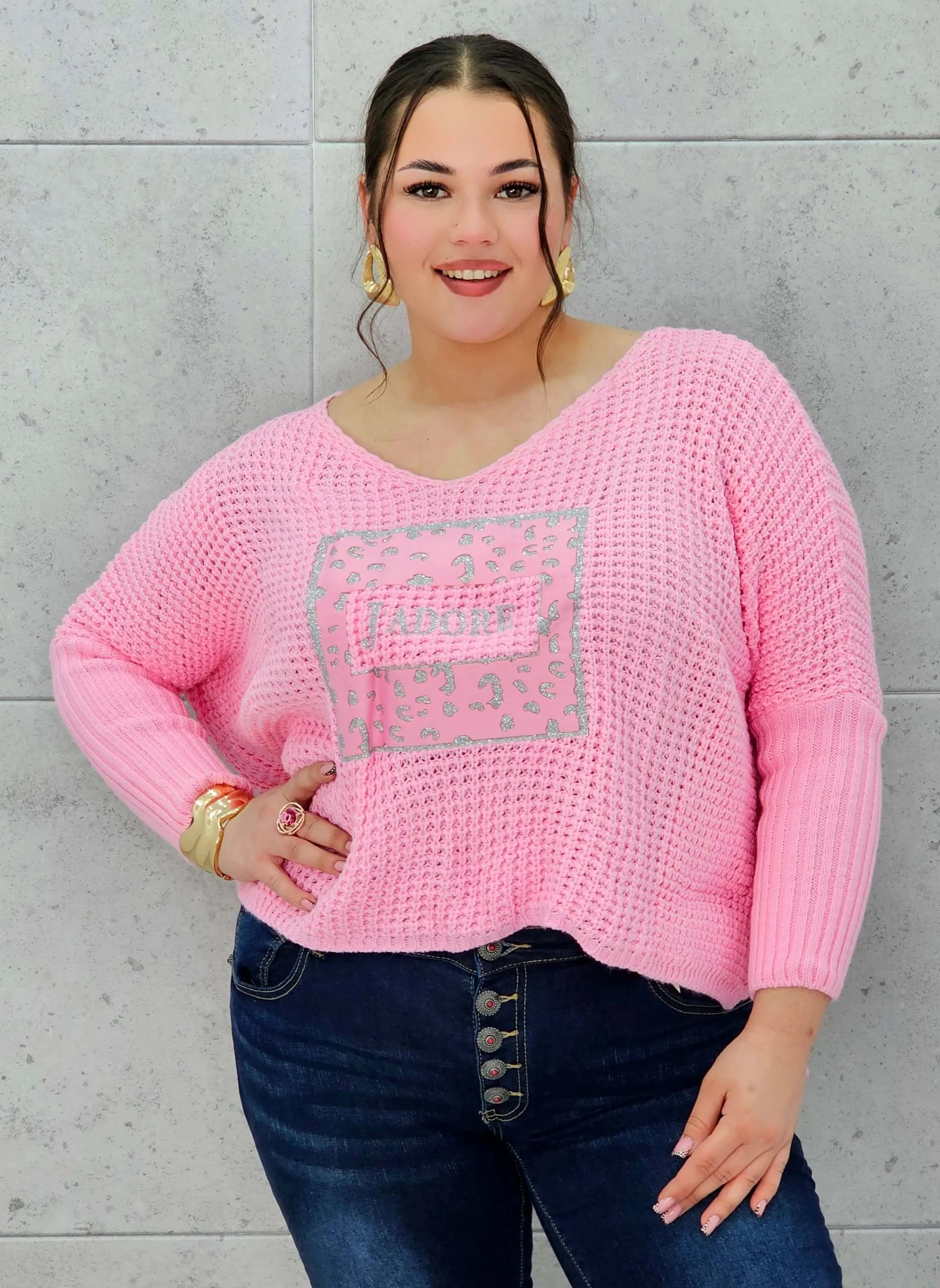Sweter plus size z aplikacją J’adore – modny i kobiecy wybór. Stylowa XL