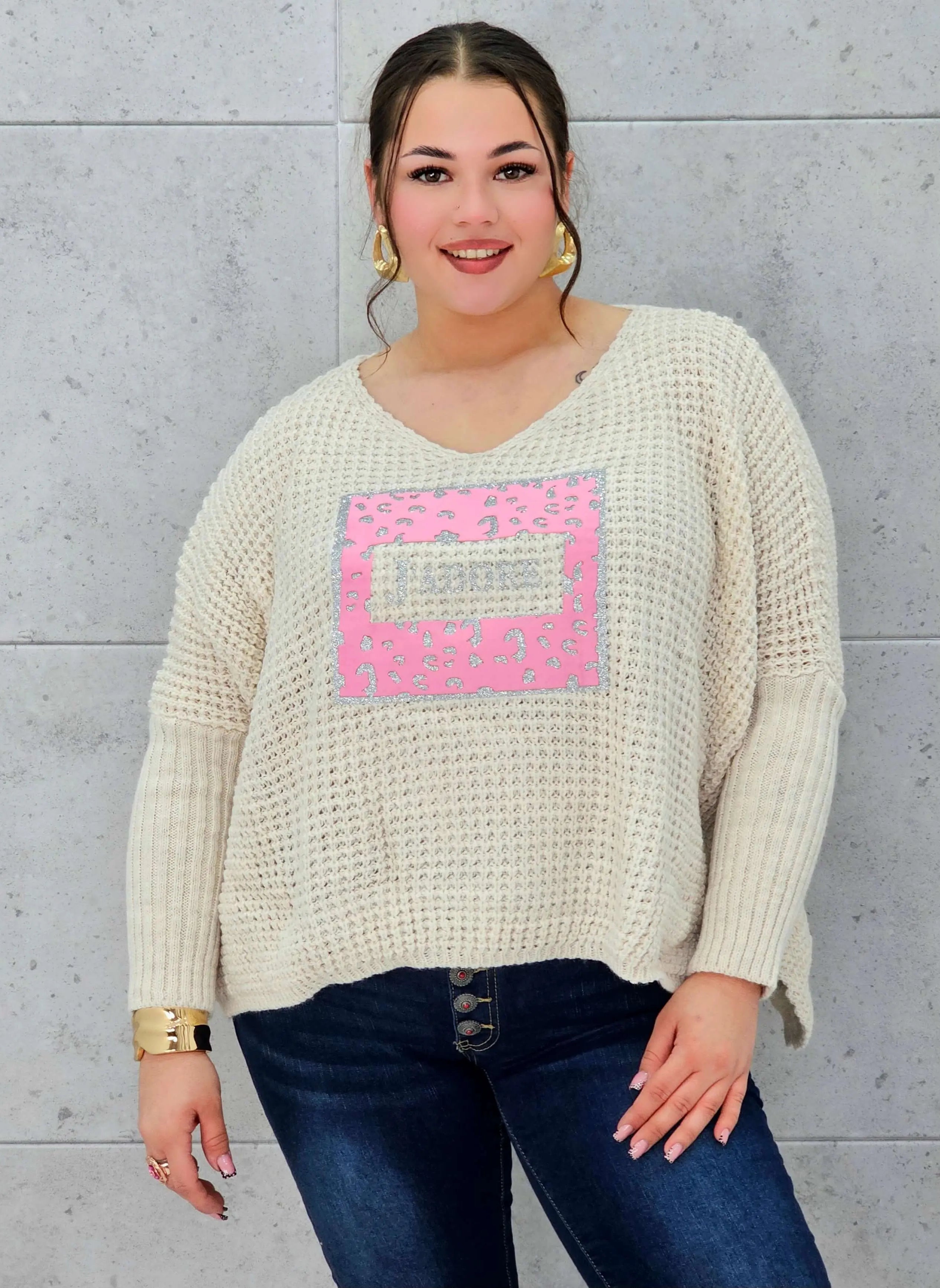 Sweter plus size z aplikacją J’adore – modny i kobiecy wybór. Stylowa XL
