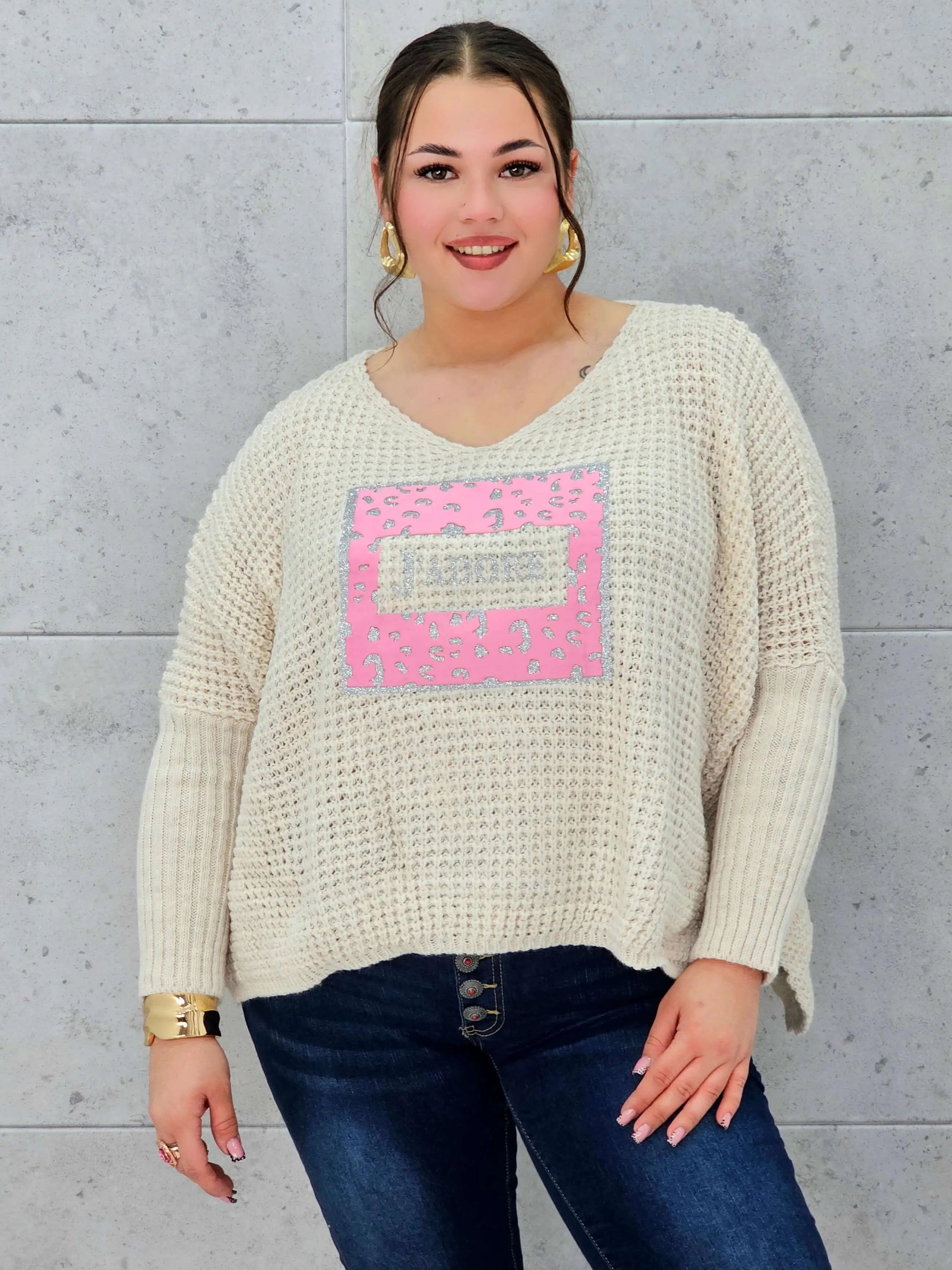 Sweter plus size z aplikacją J’adore – modny i kobiecy wybór. Stylowa XL