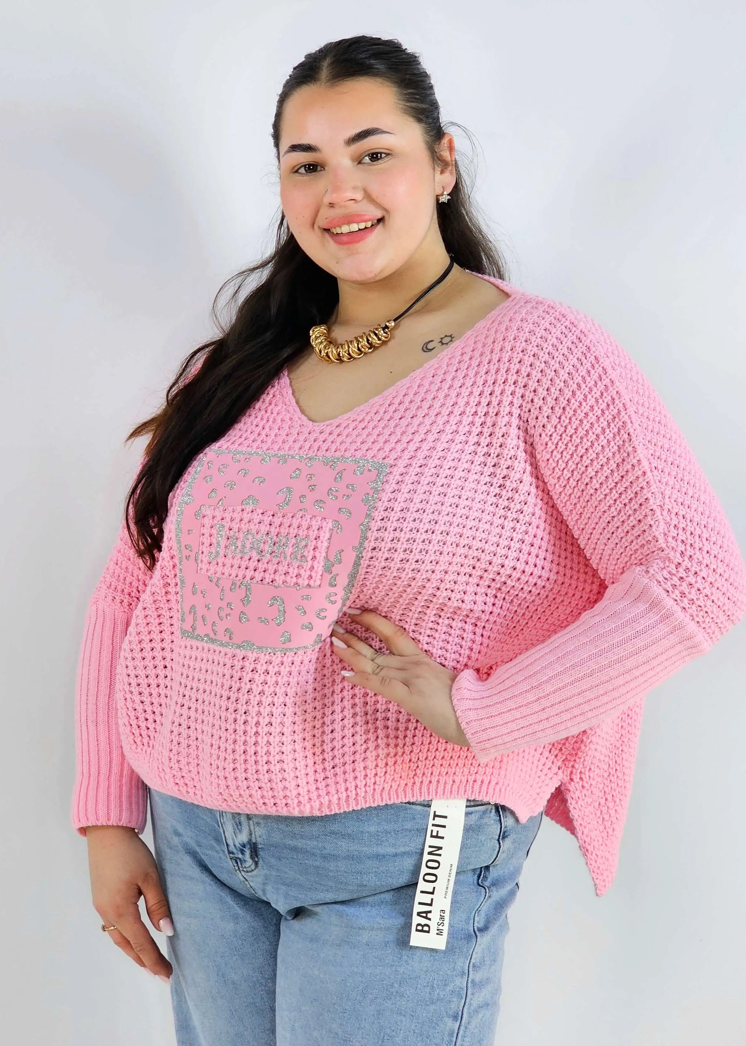 Sweter plus size z aplikacją J’adore – modny i kobiecy wybór. Stylowa XL