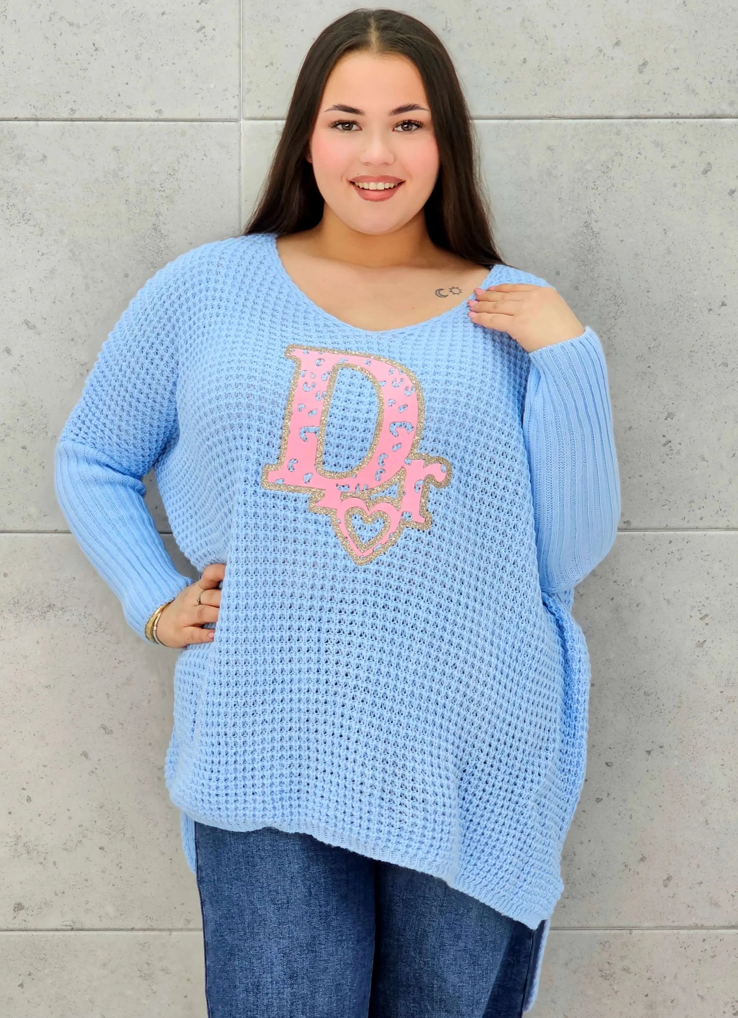 Sweter plus size z dekoltem V i aplikacją – wygoda i styl w jednym Stylowa XL Stylowa XL