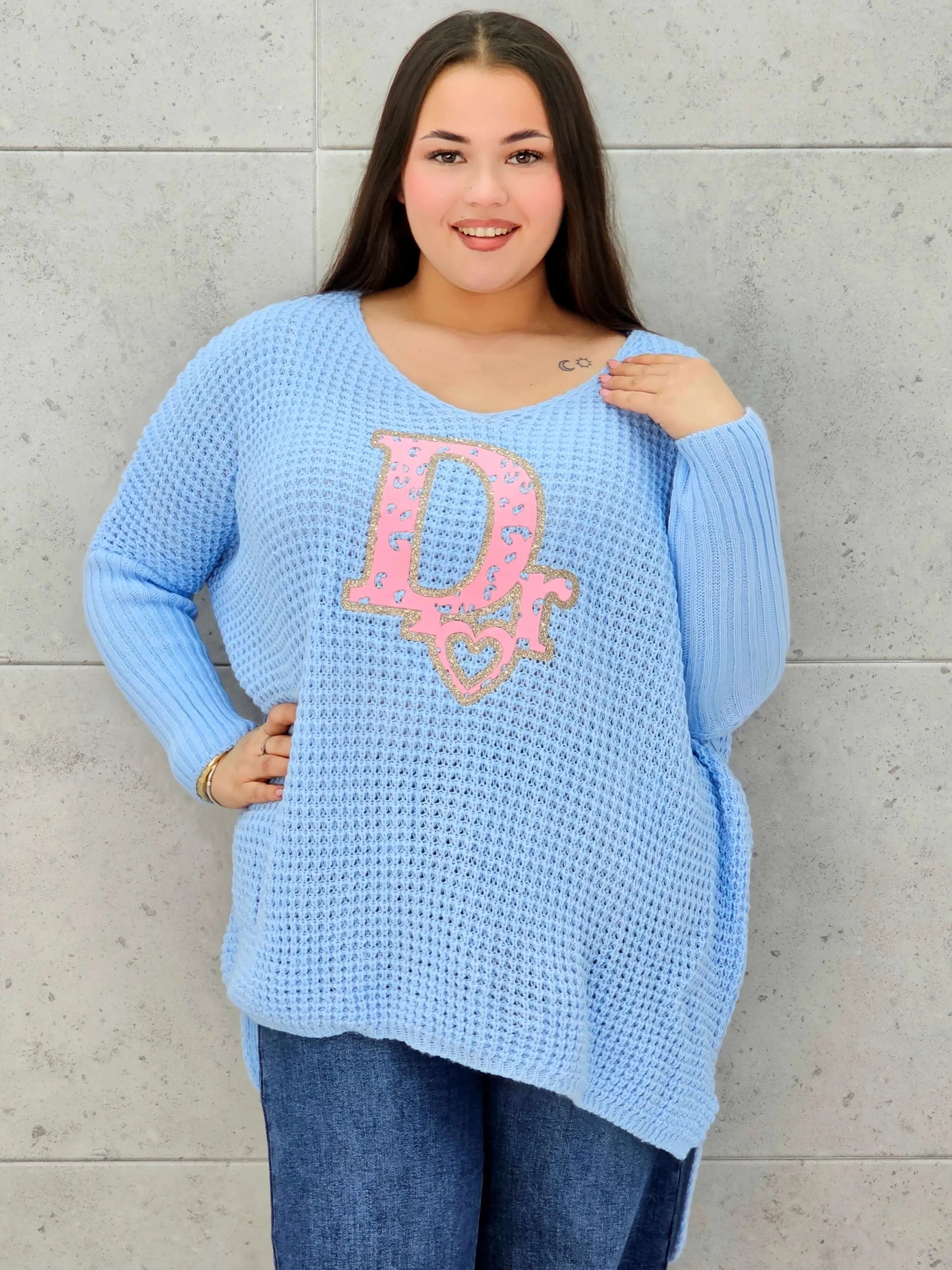 Sweter plus size z dekoltem V i aplikacją – wygoda i styl w jednym Stylowa XL Stylowa XL