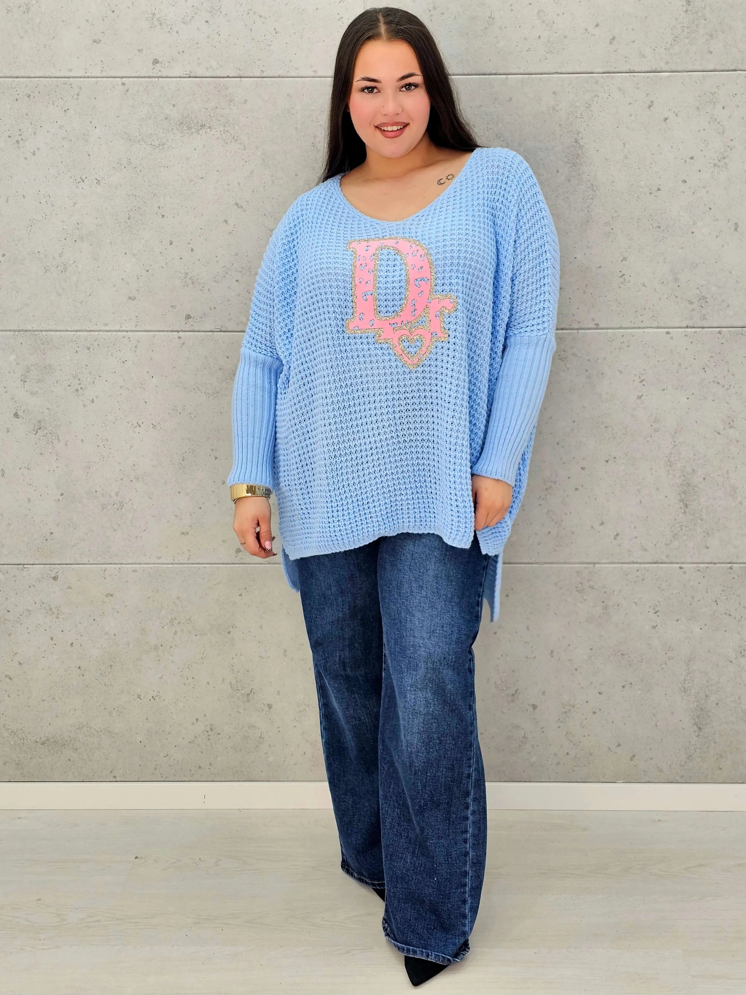 Sweter plus size z dekoltem V i aplikacją – wygoda i styl w jednym Stylowa XL Stylowa XL