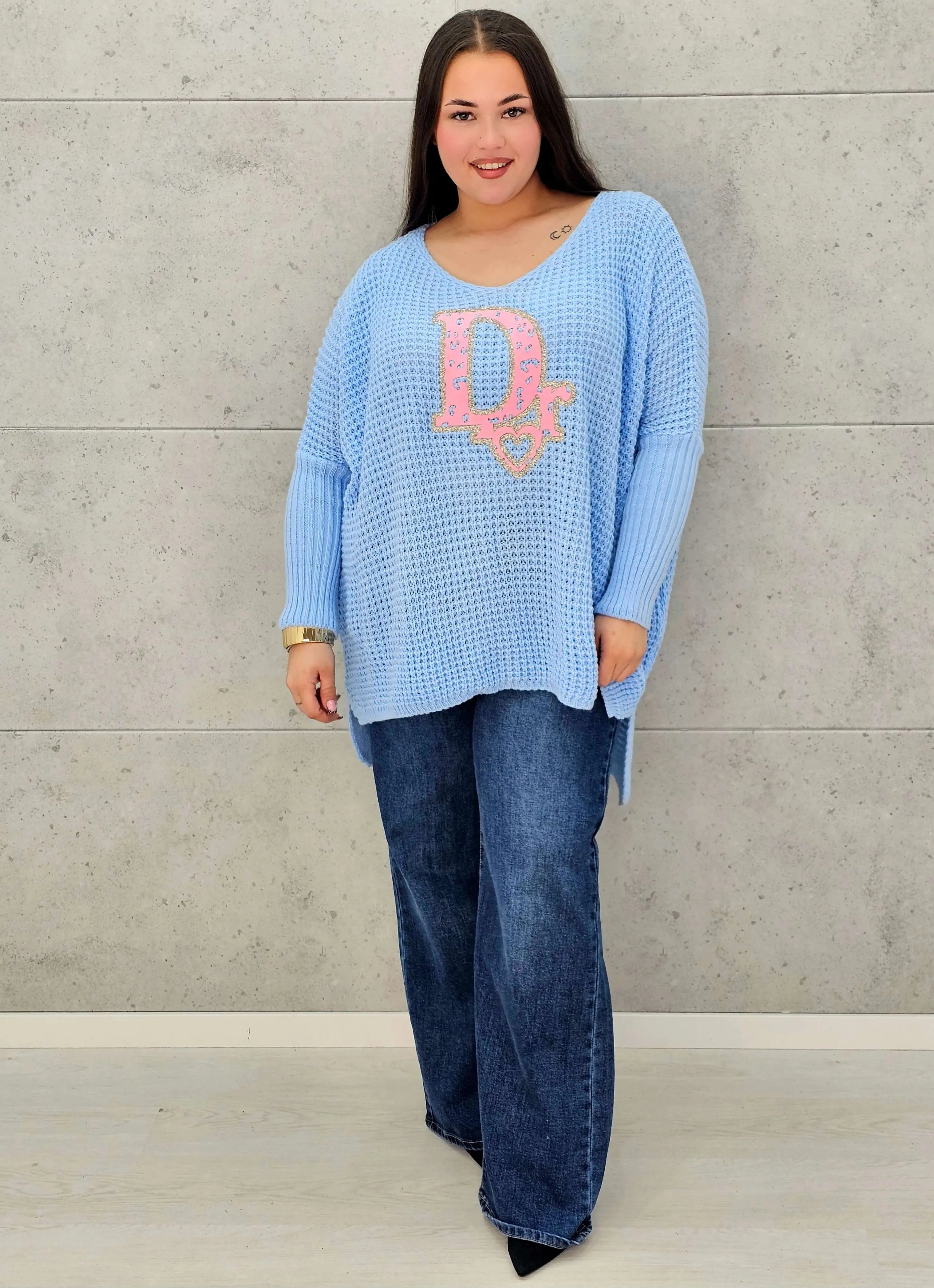 Sweter plus size z dekoltem V i aplikacją – wygoda i styl w jednym Stylowa XL Stylowa XL