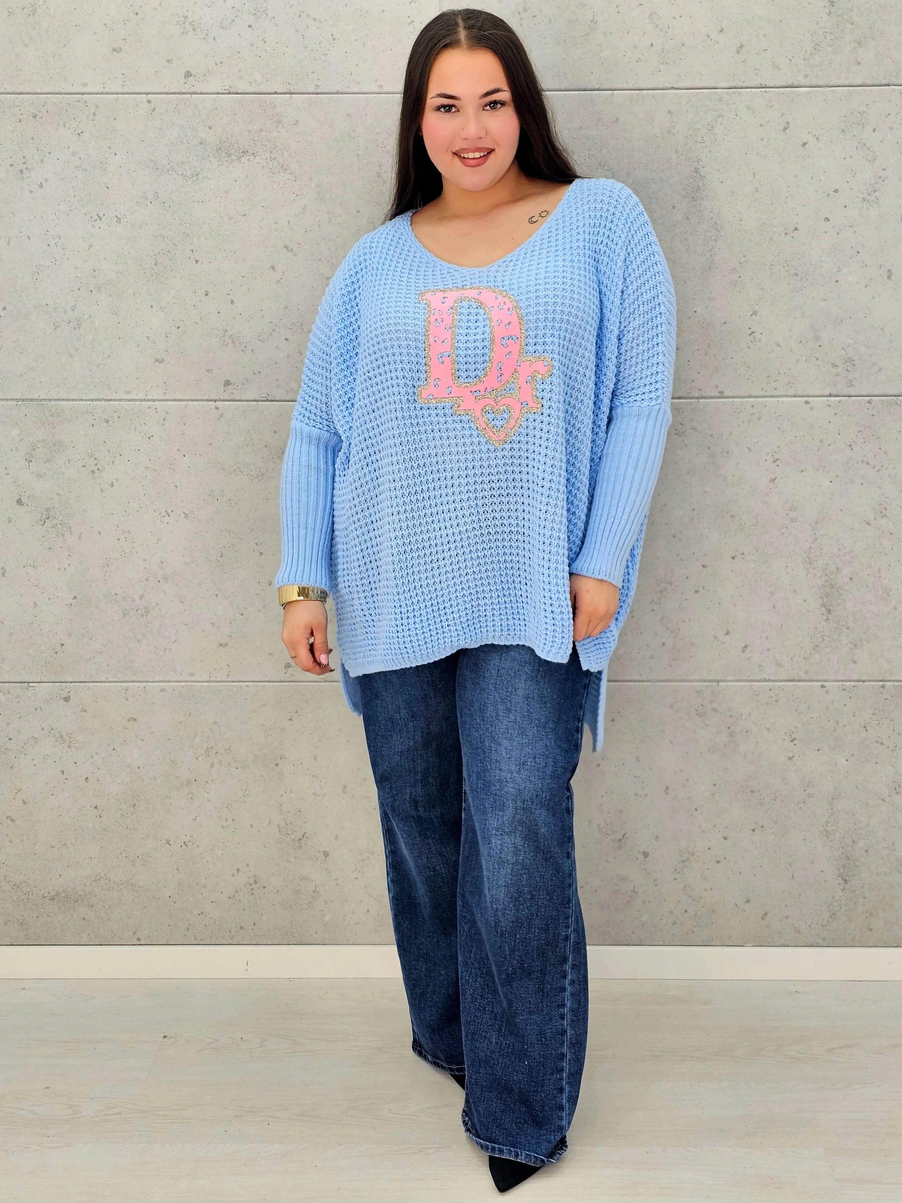 Sweter plus size z dekoltem V i aplikacją – wygoda i styl w jednym Stylowa XL Stylowa XL