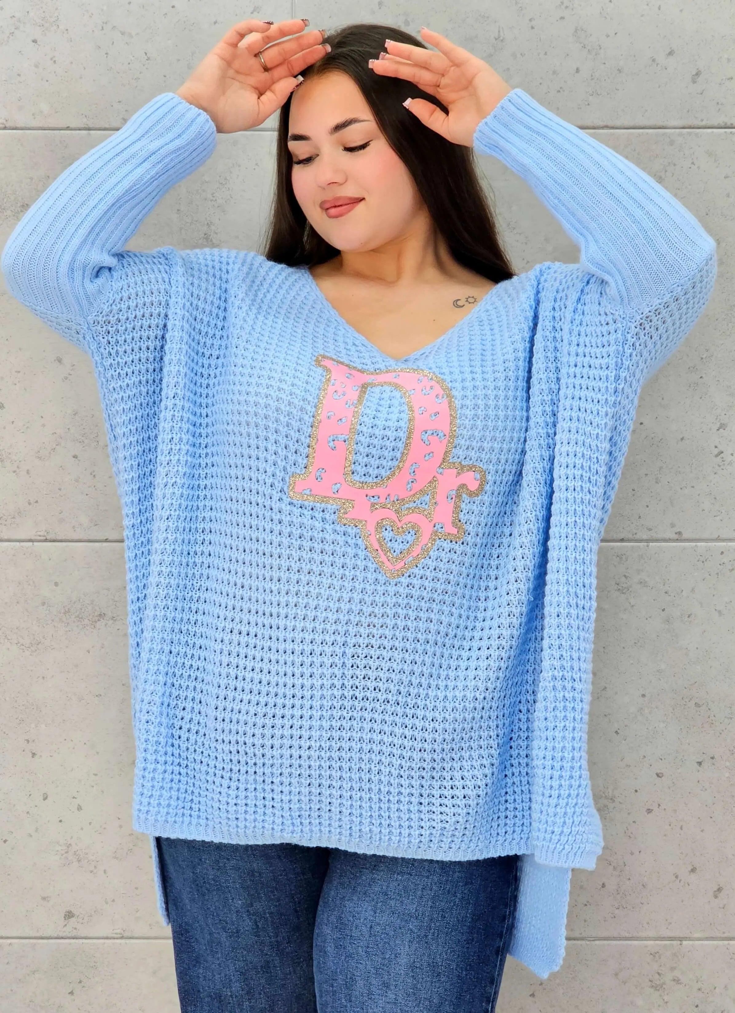 Sweter plus size z dekoltem V i aplikacją – wygoda i styl w jednym Stylowa XL Stylowa XL