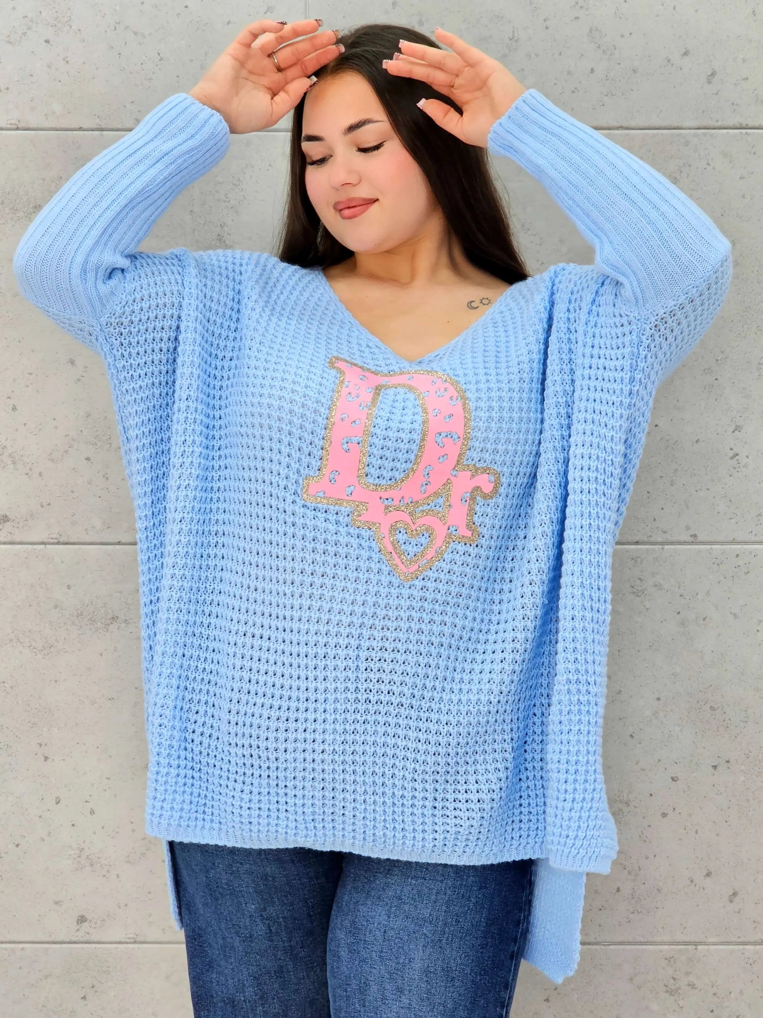 Sweter plus size z dekoltem V i aplikacją – wygoda i styl w jednym Stylowa XL Stylowa XL