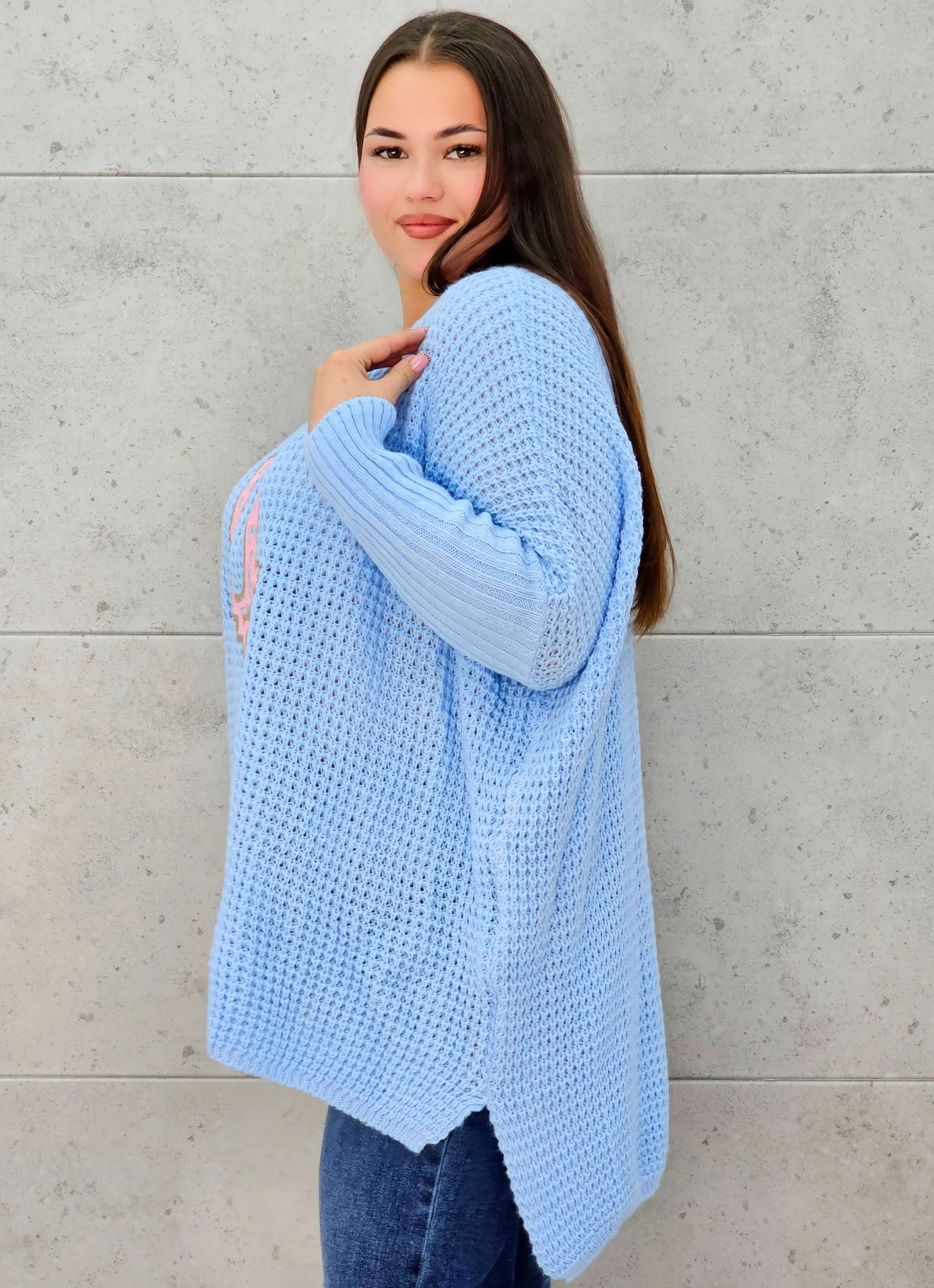 Sweter plus size z dekoltem V i aplikacją – wygoda i styl w jednym Stylowa XL Stylowa XL