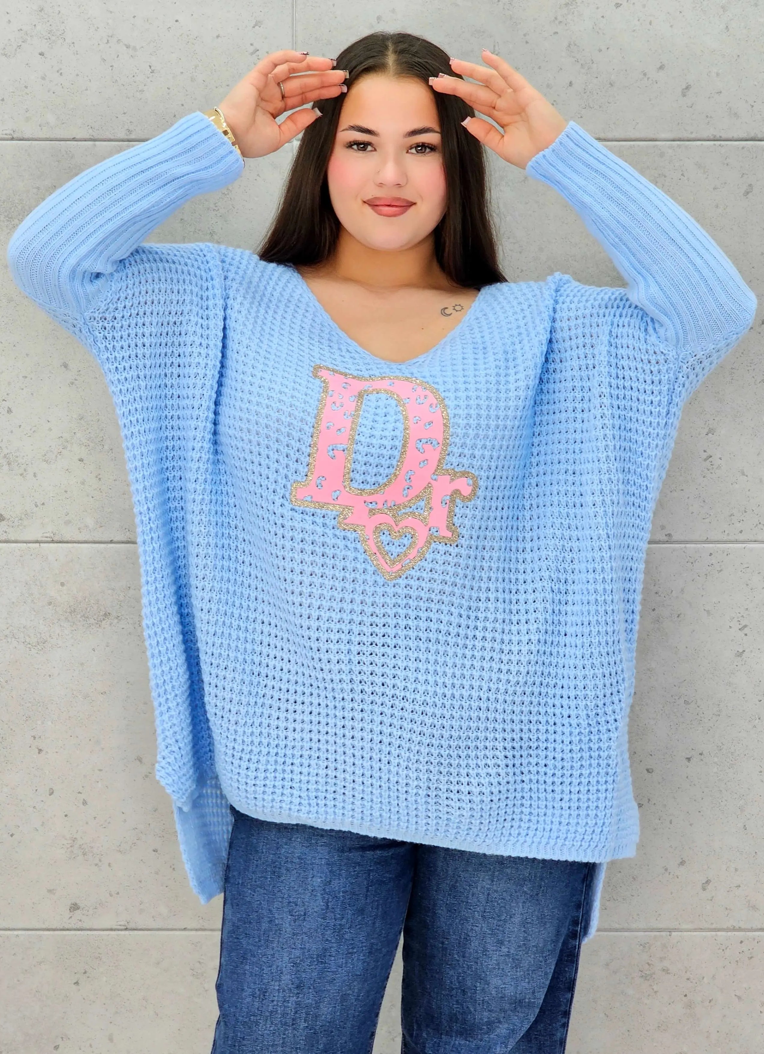 Sweter plus size z dekoltem V i aplikacją – wygoda i styl w jednym Stylowa XL Stylowa XL