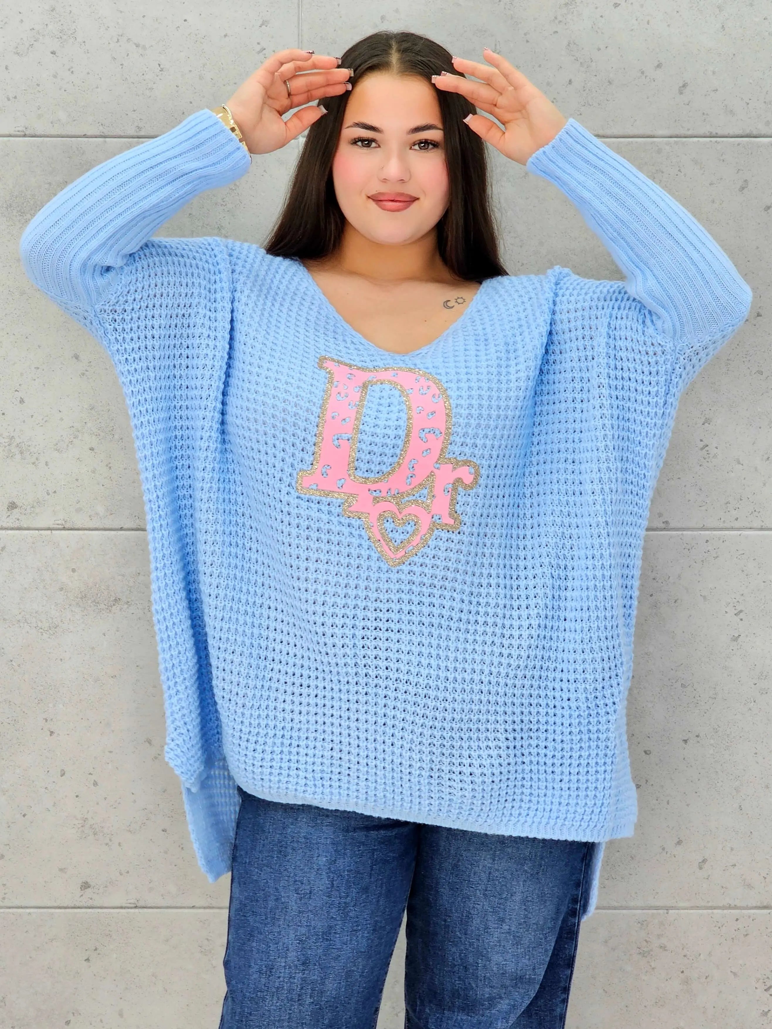 Sweter plus size z dekoltem V i aplikacją – wygoda i styl w jednym Stylowa XL Stylowa XL