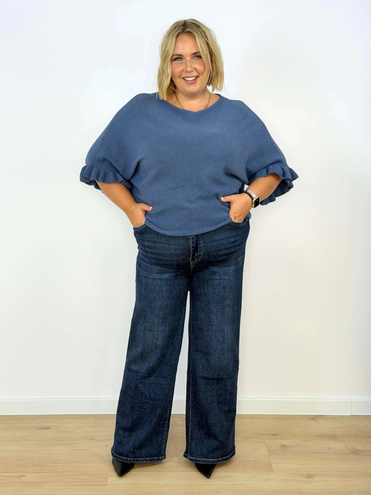 Sweter plus size z falbanką przy rękawach Stylowa XL