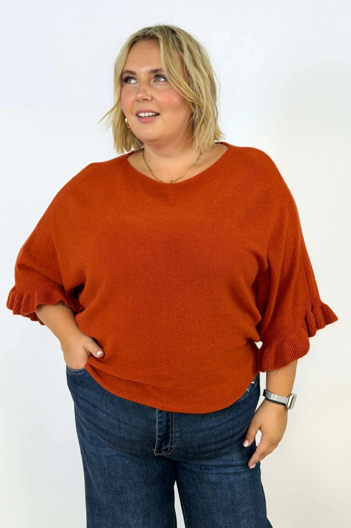 Sweter plus size z falbanką przy rękawach Stylowa XL