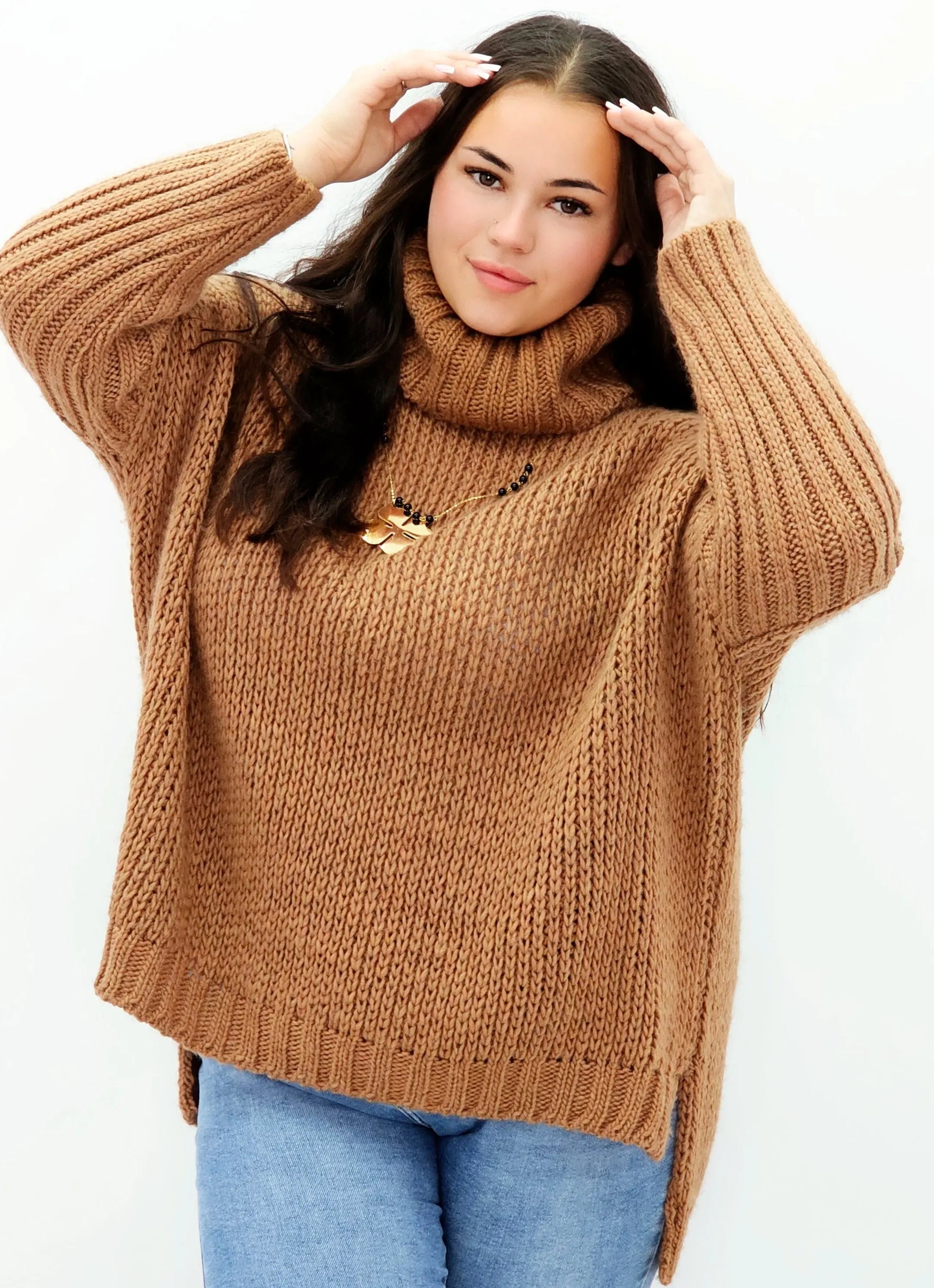Sweter plus size z golfem brąz – ciepły, stylowy i wygodny Stylowa XL