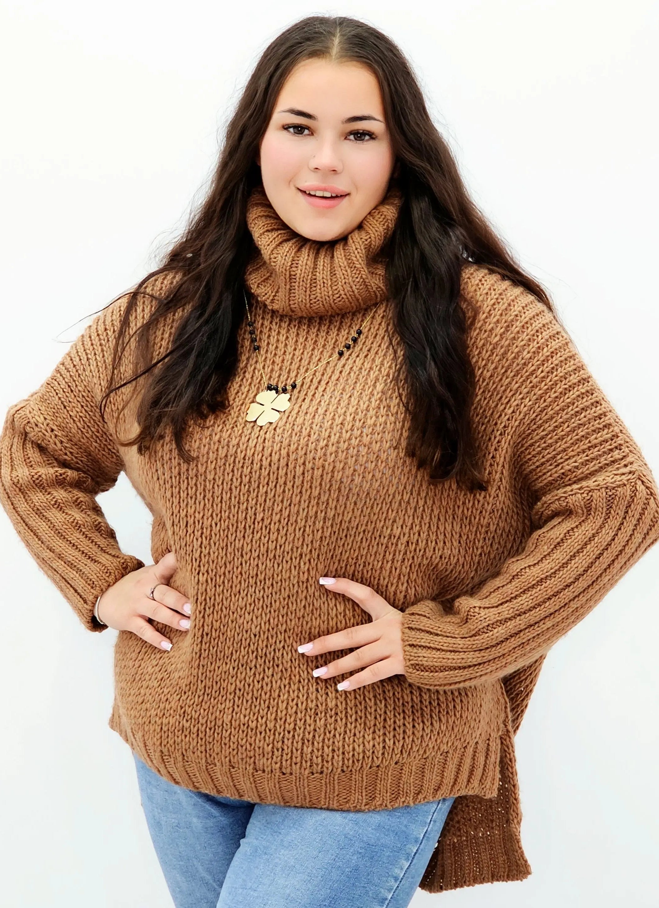 Sweter plus size z golfem brąz – ciepły, stylowy i wygodny Stylowa XL