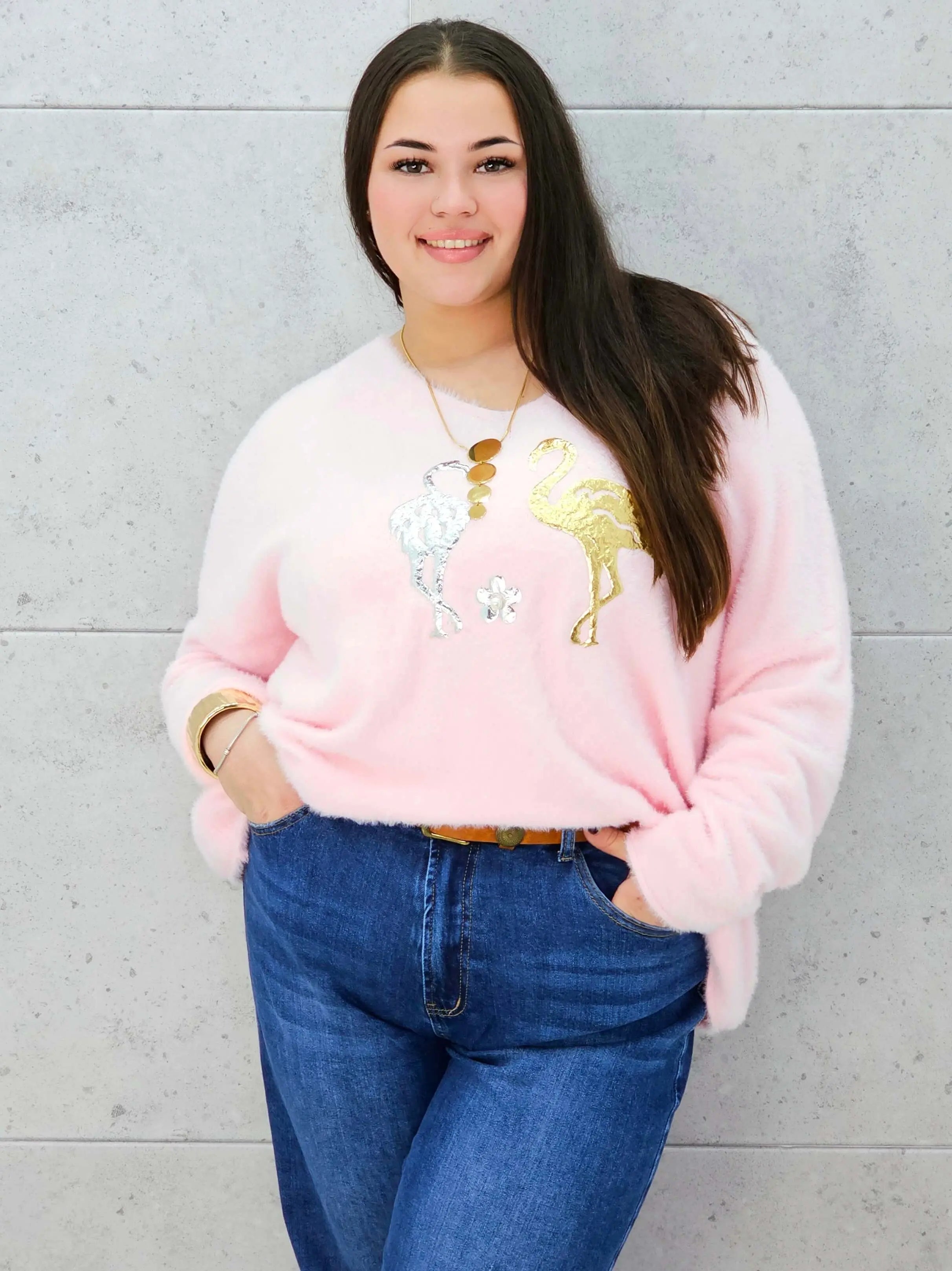 Sweter z flamingami Livans – miękki puszek plus size Stylowa XL