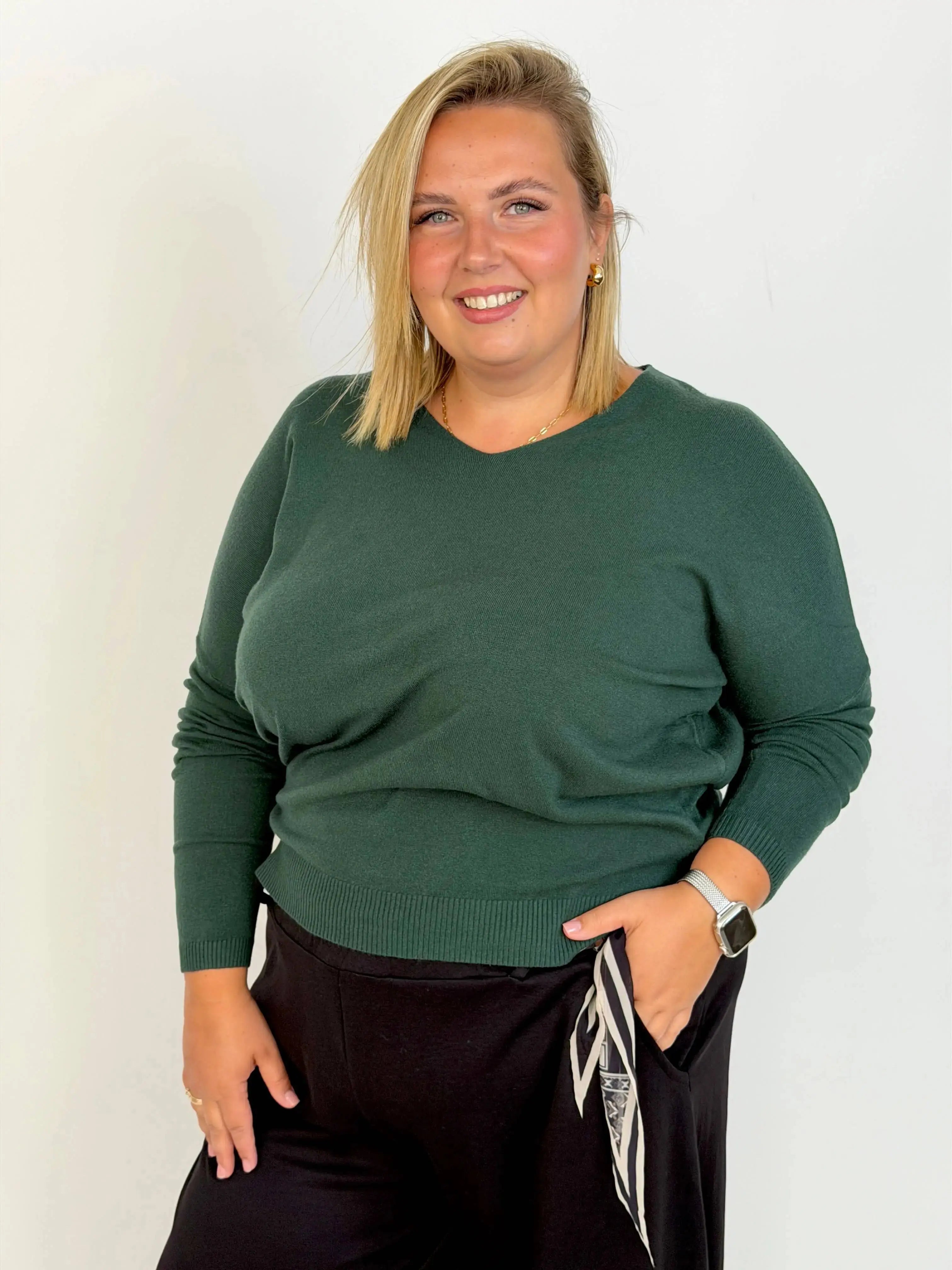 Sweterek Plus Size z dekoltem V – miękkość, wygoda i kobiecy styl Stylowa XL
