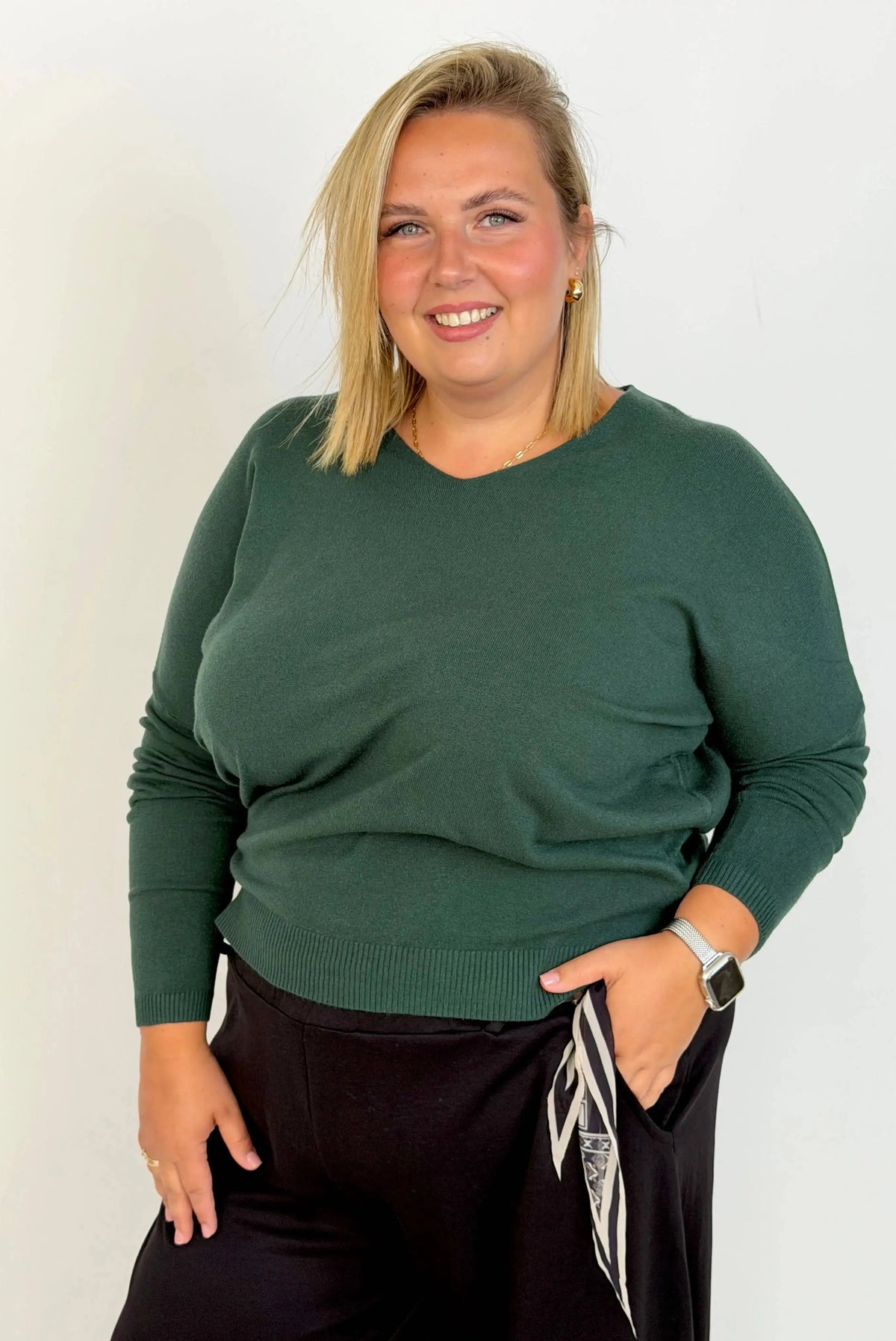 Sweterek Plus Size z dekoltem V – miękkość, wygoda i kobiecy styl Stylowa XL