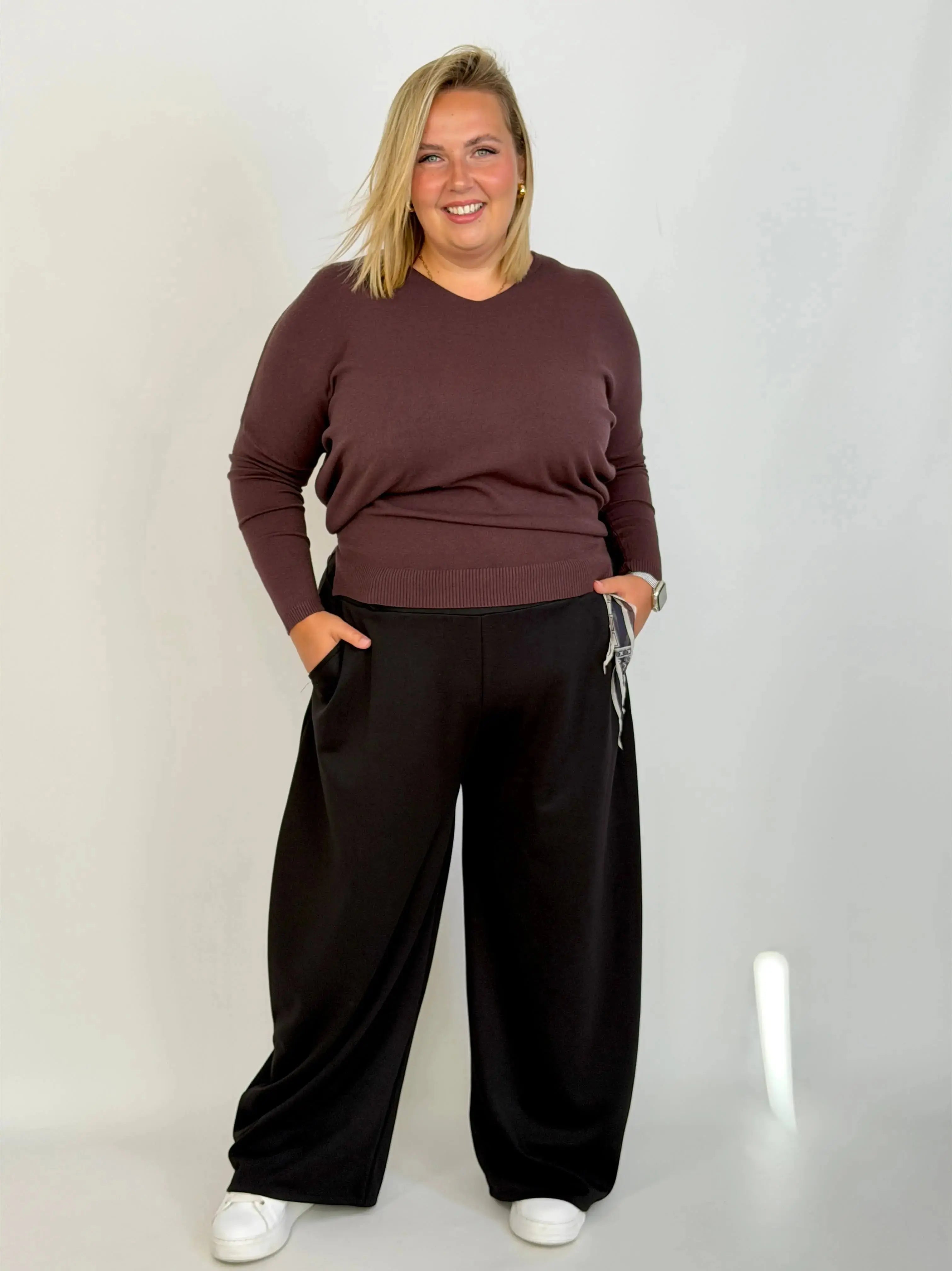 Sweterek Plus Size z dekoltem V – miękkość, wygoda i kobiecy styl Stylowa XL