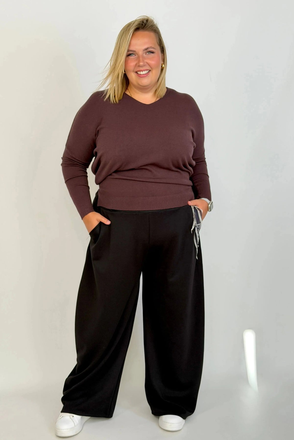 Sweterek Plus Size z dekoltem V – miękkość, wygoda i kobiecy styl Stylowa XL