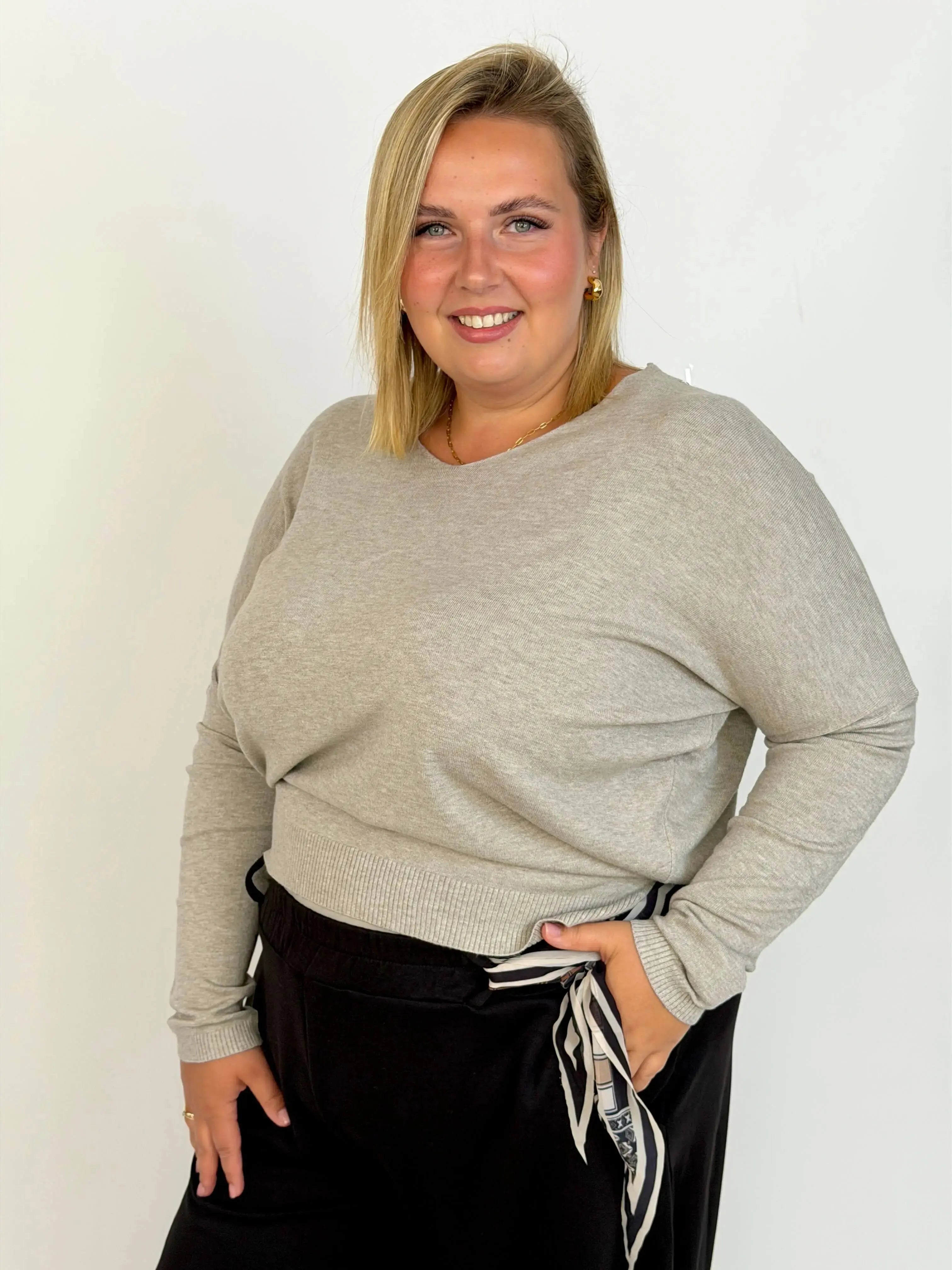 Sweterek Plus Size z dekoltem V – miękkość, wygoda i kobiecy styl Stylowa XL