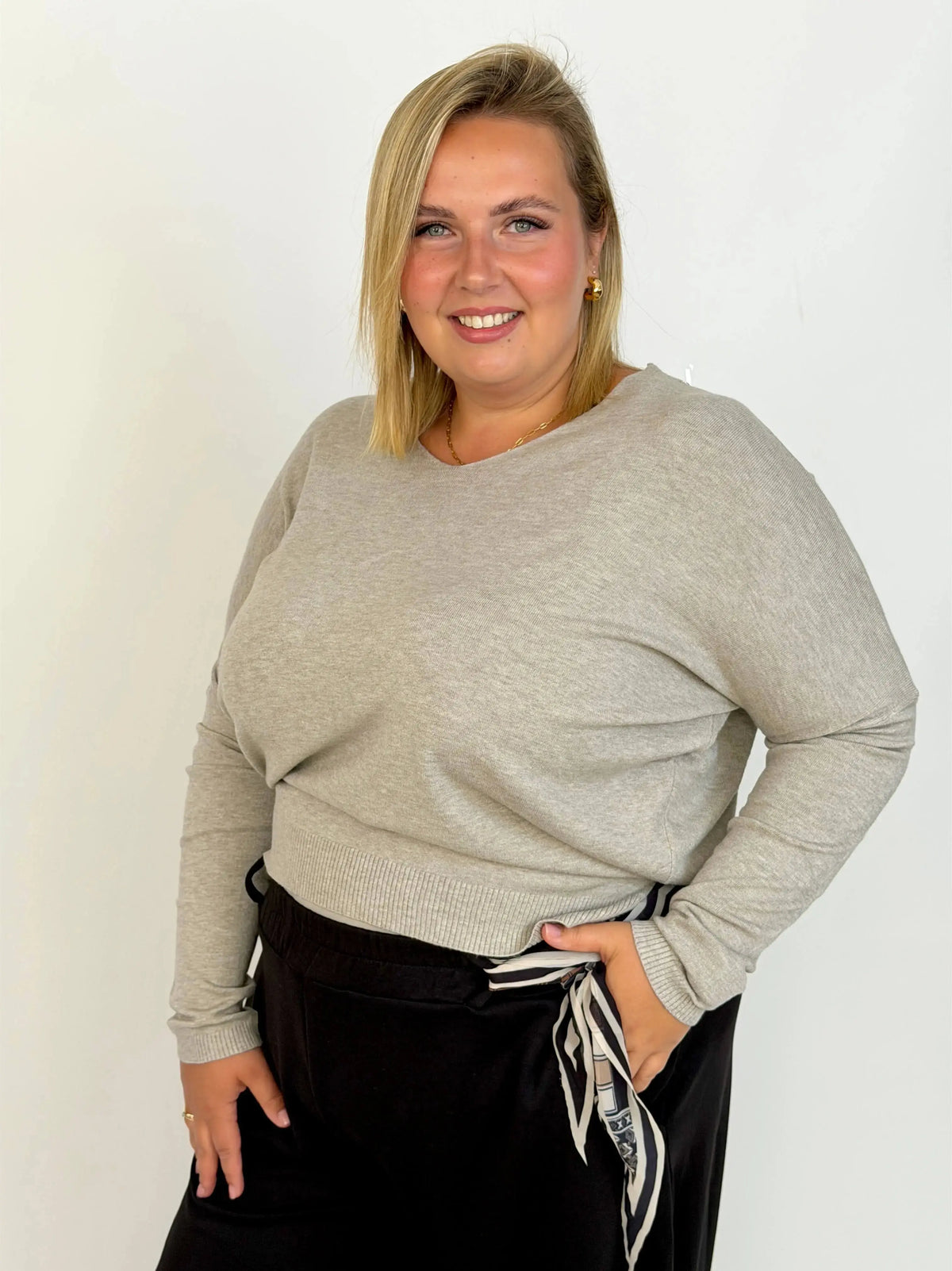 Sweterek Plus Size z dekoltem V – miękkość, wygoda i kobiecy styl Stylowa XL