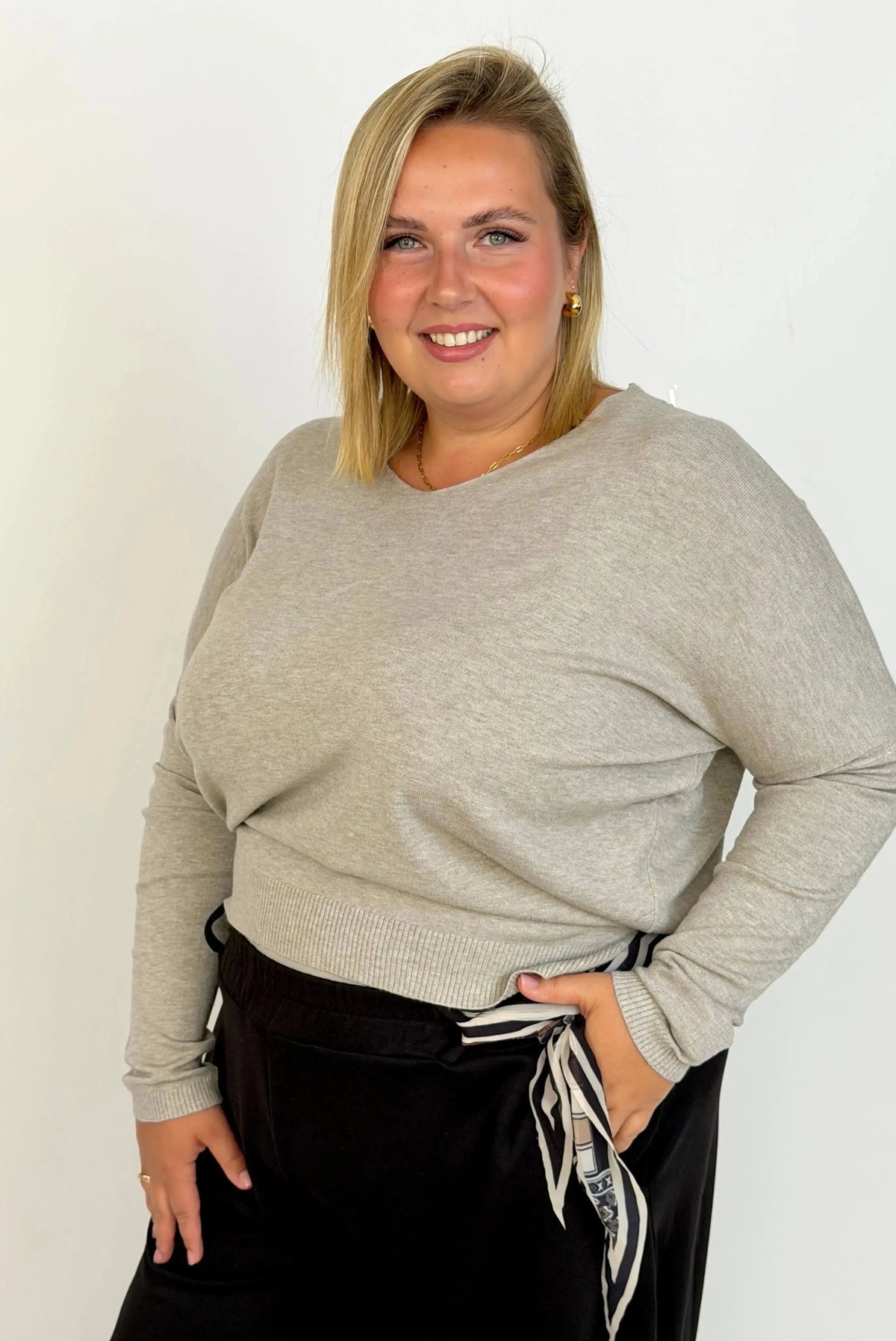 Sweterek Plus Size z dekoltem V – miękkość, wygoda i kobiecy styl Stylowa XL