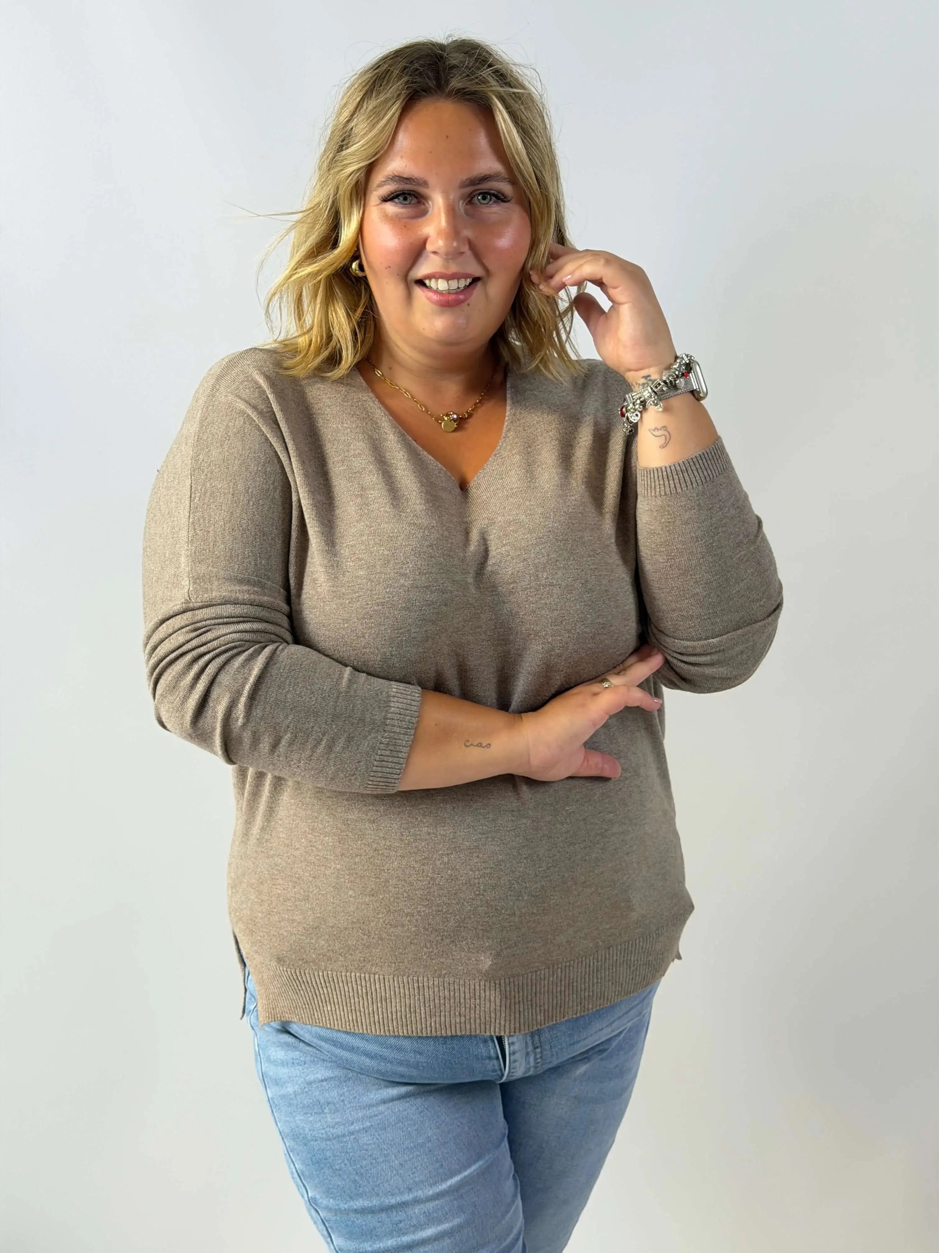 Sweterek Plus Size z dekoltem V – miękkość, wygoda i kobiecy styl Stylowa XL