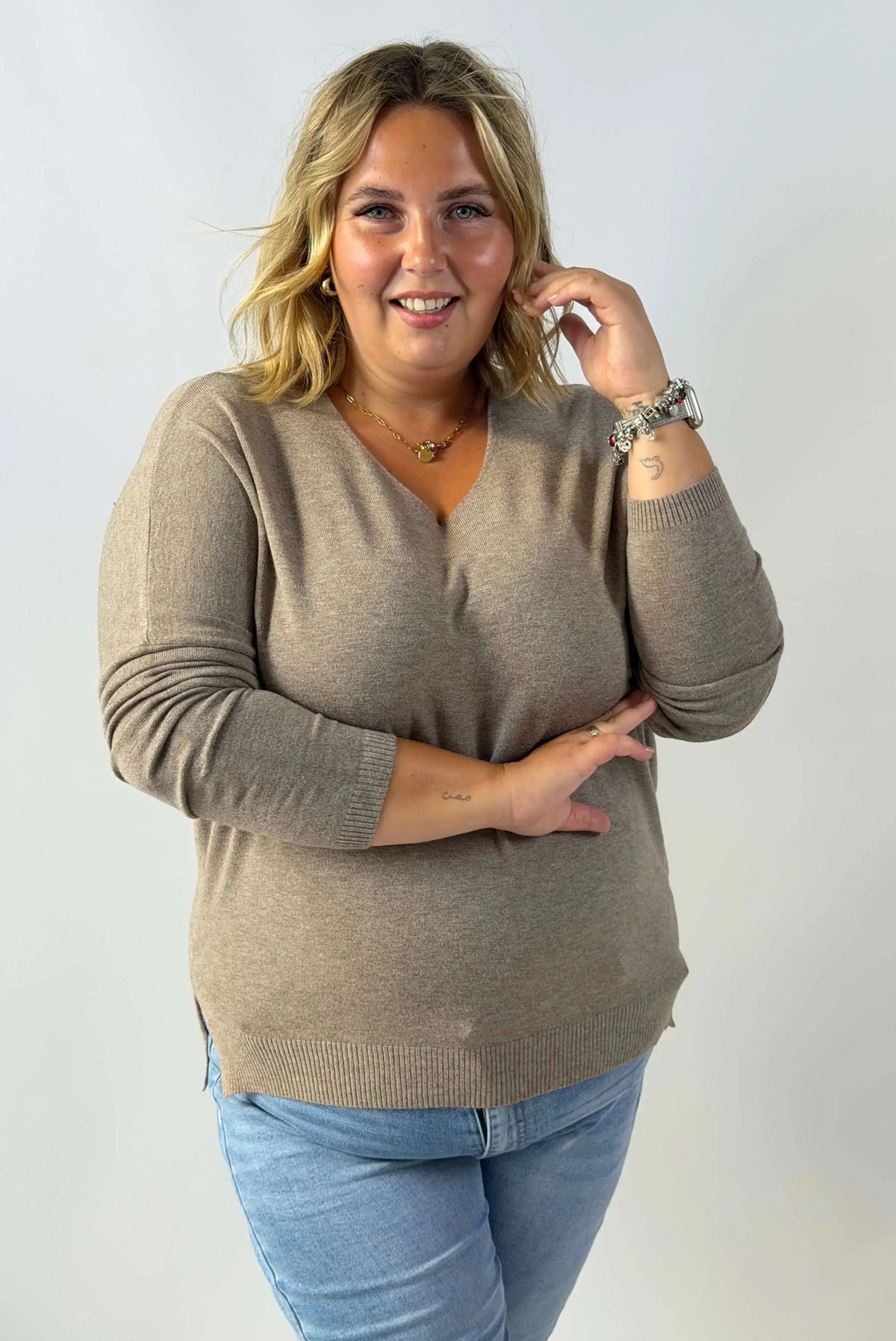 Sweterek Plus Size z dekoltem V – miękkość, wygoda i kobiecy styl Stylowa XL