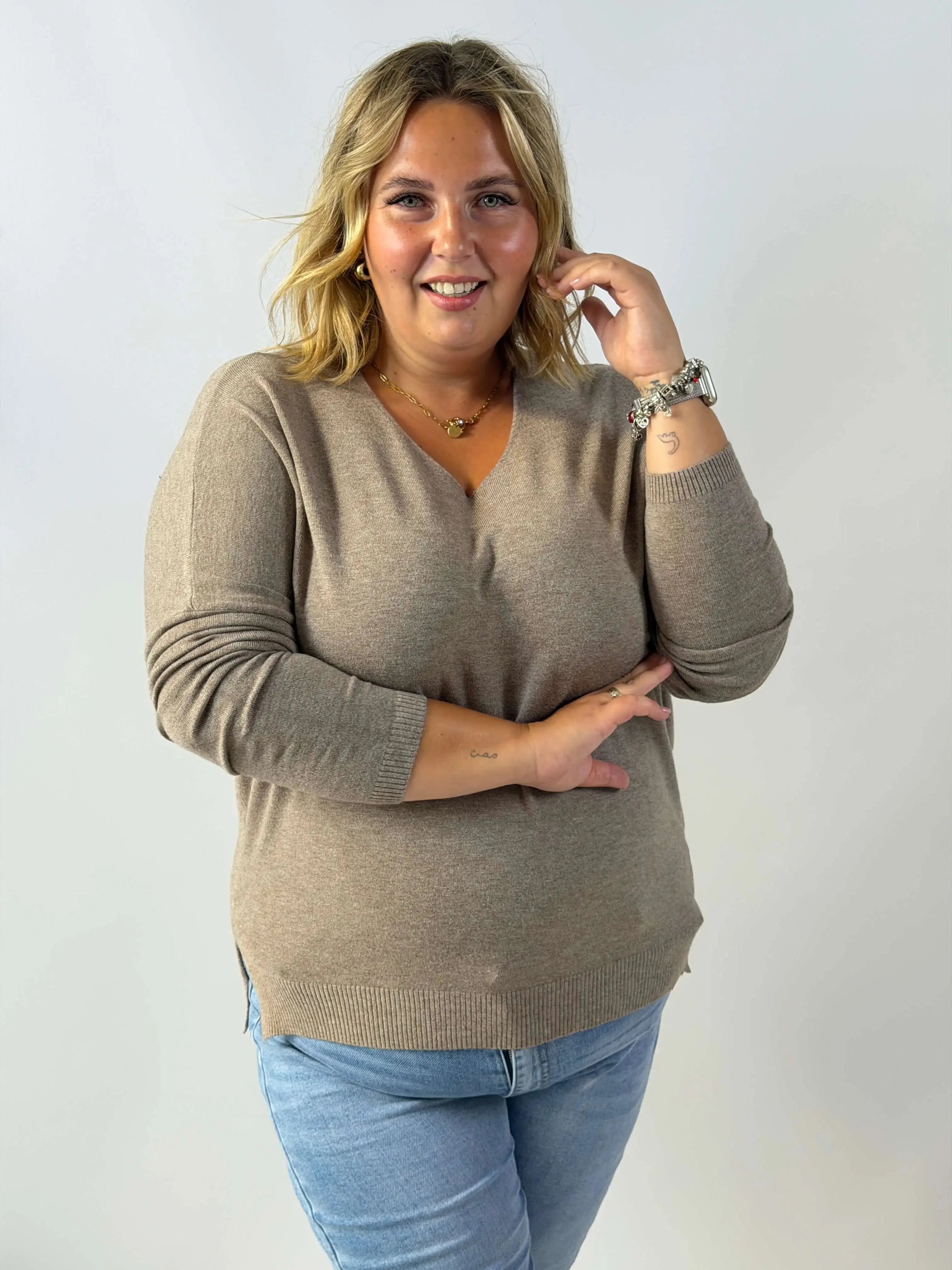 Sweterek Plus Size z dekoltem V – miękkość, wygoda i kobiecy styl Stylowa XL