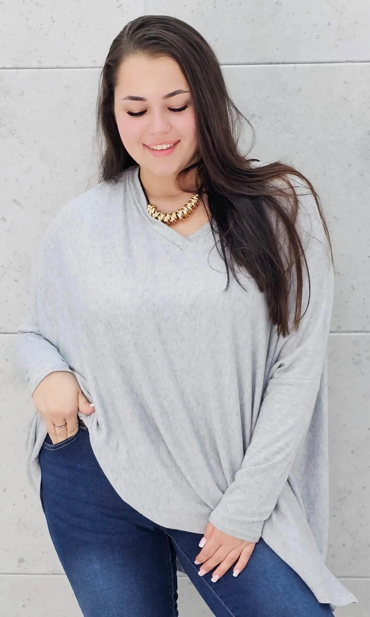 Sweterek oversize plus size z dekoltem V – lekki i kobiecy Stylowa XL