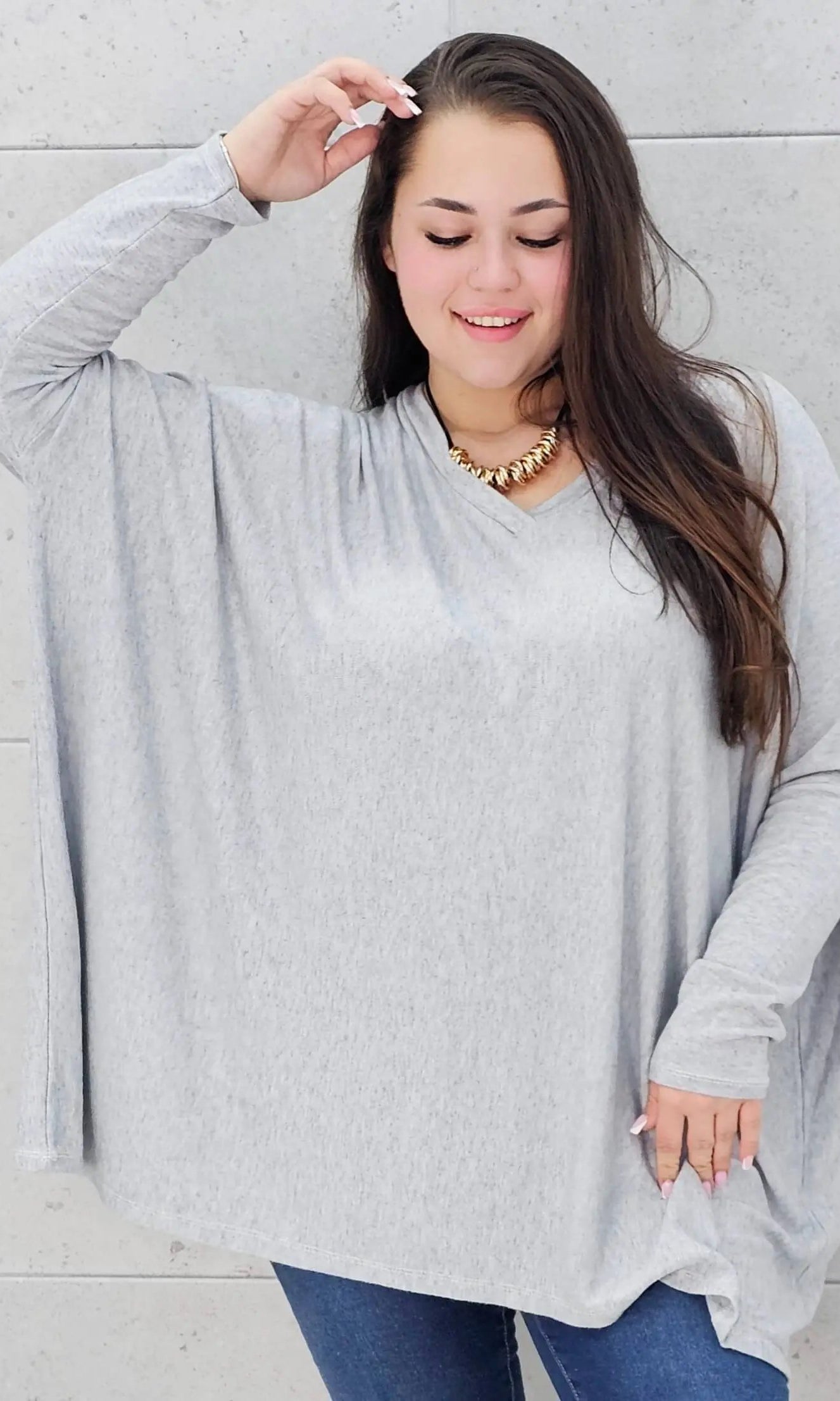 Sweterek oversize plus size z dekoltem V – lekki i kobiecy Stylowa XL