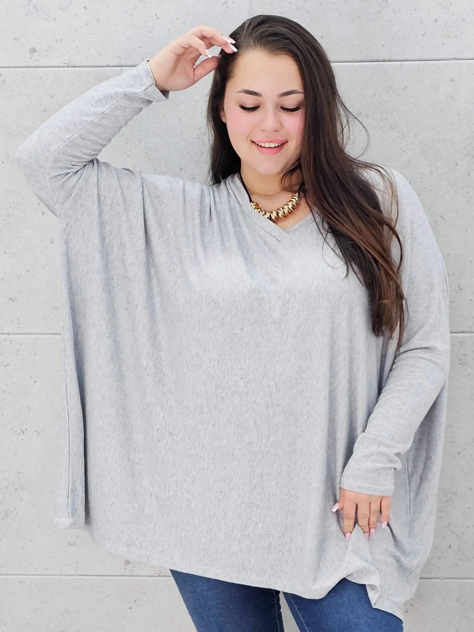Sweterek oversize plus size z dekoltem V – lekki i kobiecy Stylowa XL