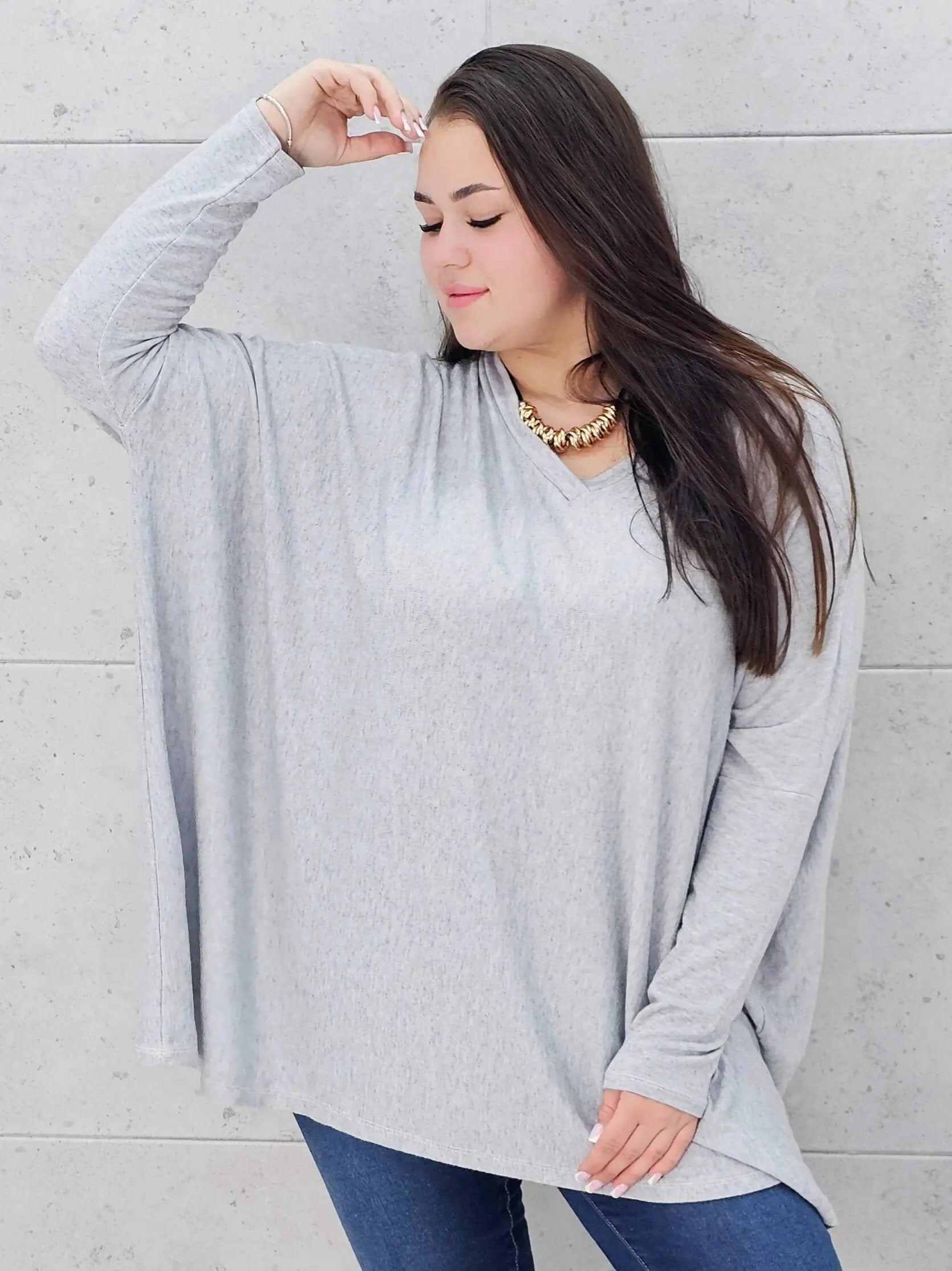 Sweterek oversize plus size z dekoltem V – lekki i kobiecy Stylowa XL