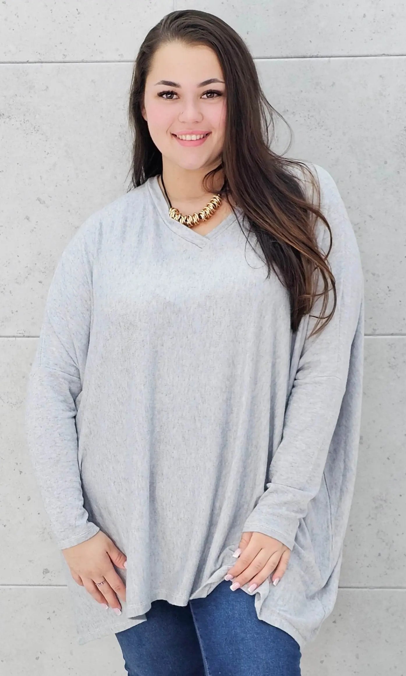 Sweterek oversize plus size z dekoltem V – lekki i kobiecy Stylowa XL